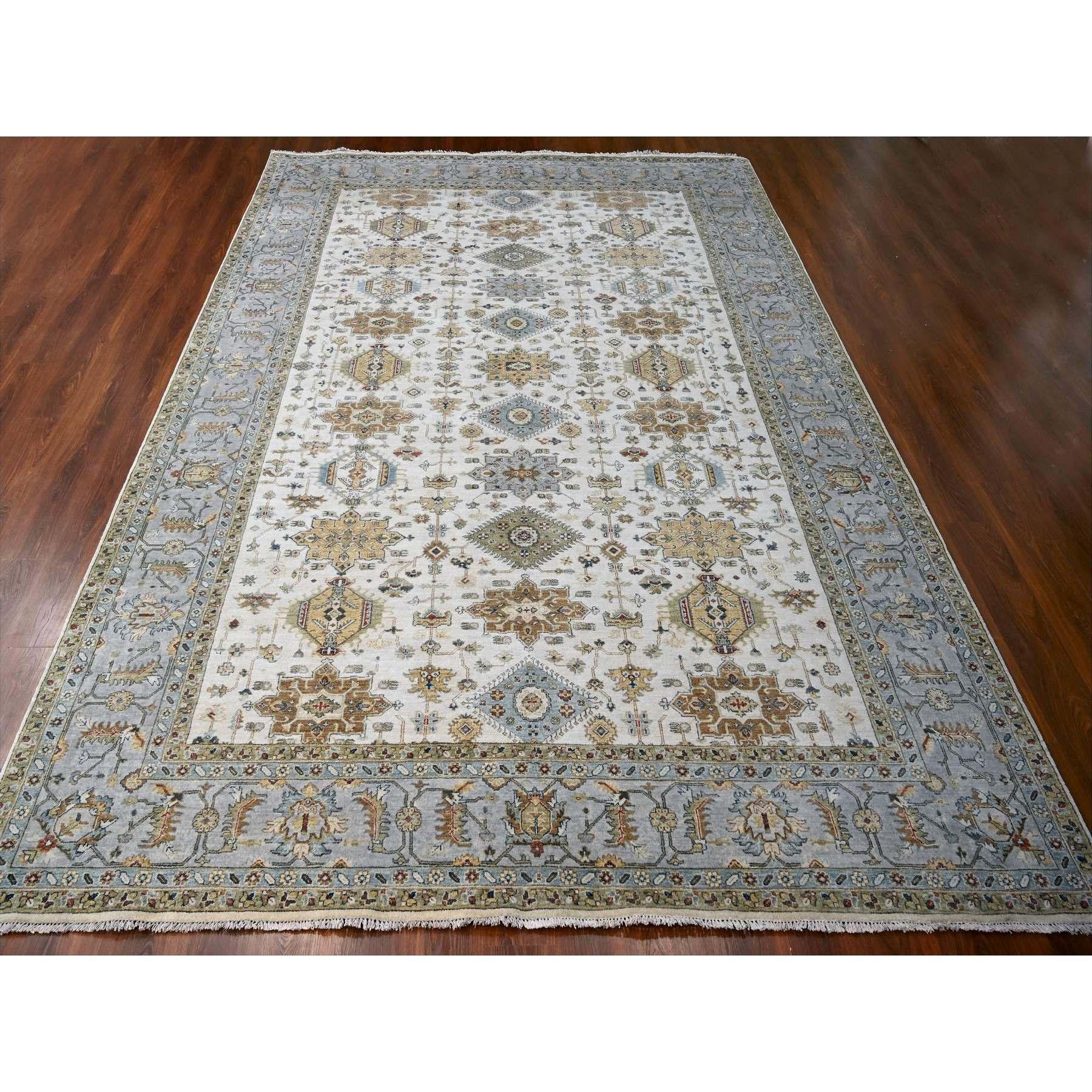 Il s'agit d'un véritable tapis d'Orient noué à la main à motifs de médaillons tribaux Karajeh, en laine extra-douce. Il a été noué pendant des mois et des mois selon des techniques de tissage séculaires par des artisans experts.
Matières premières :