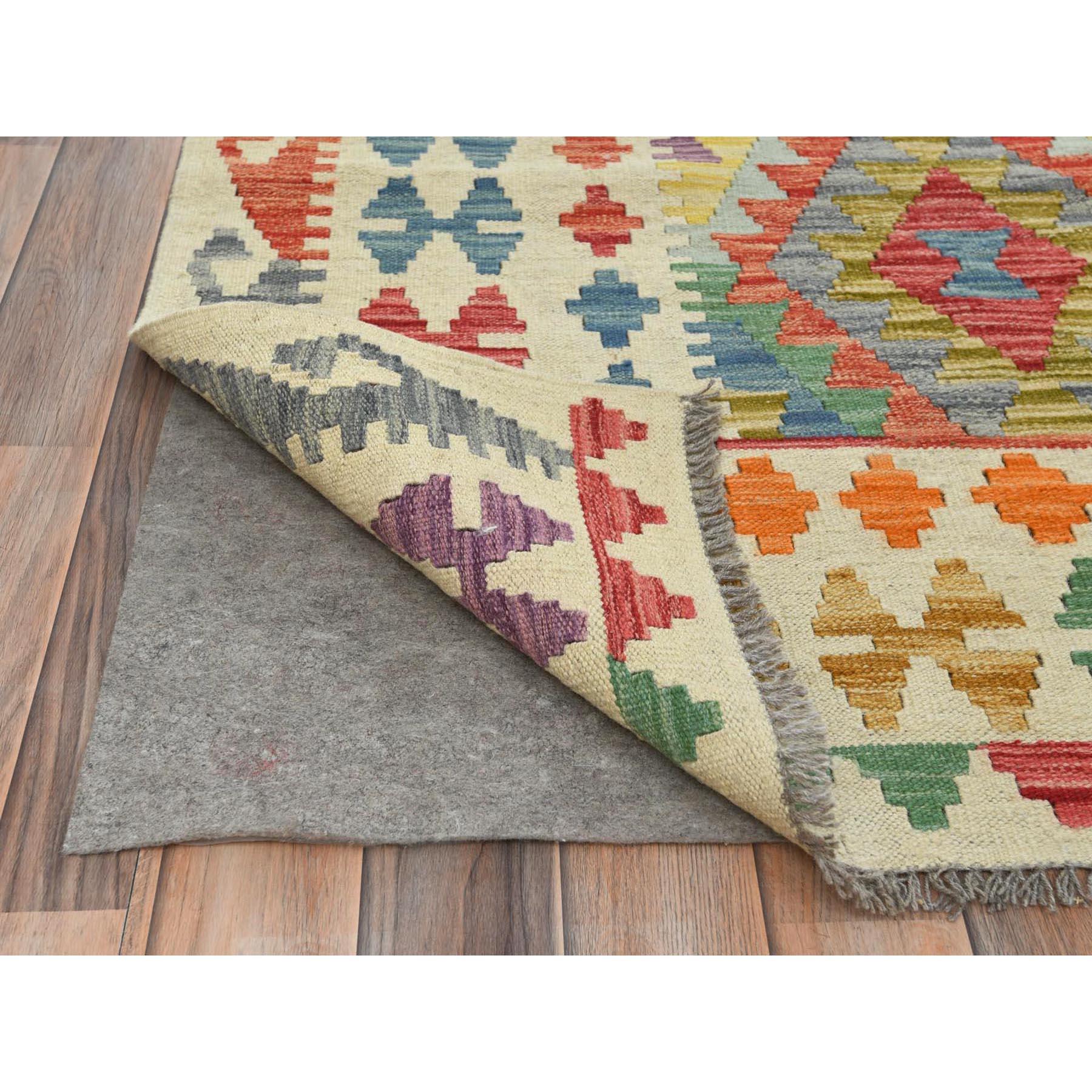 Ésta es una auténtica alfombra oriental de colores, tejida a mano, con diseño geométrico, de lana orgánica teñida con tintes vegetales, reversible y de gran tamaño. Se ha tejido durante meses y meses en la técnica artesanal de tejido