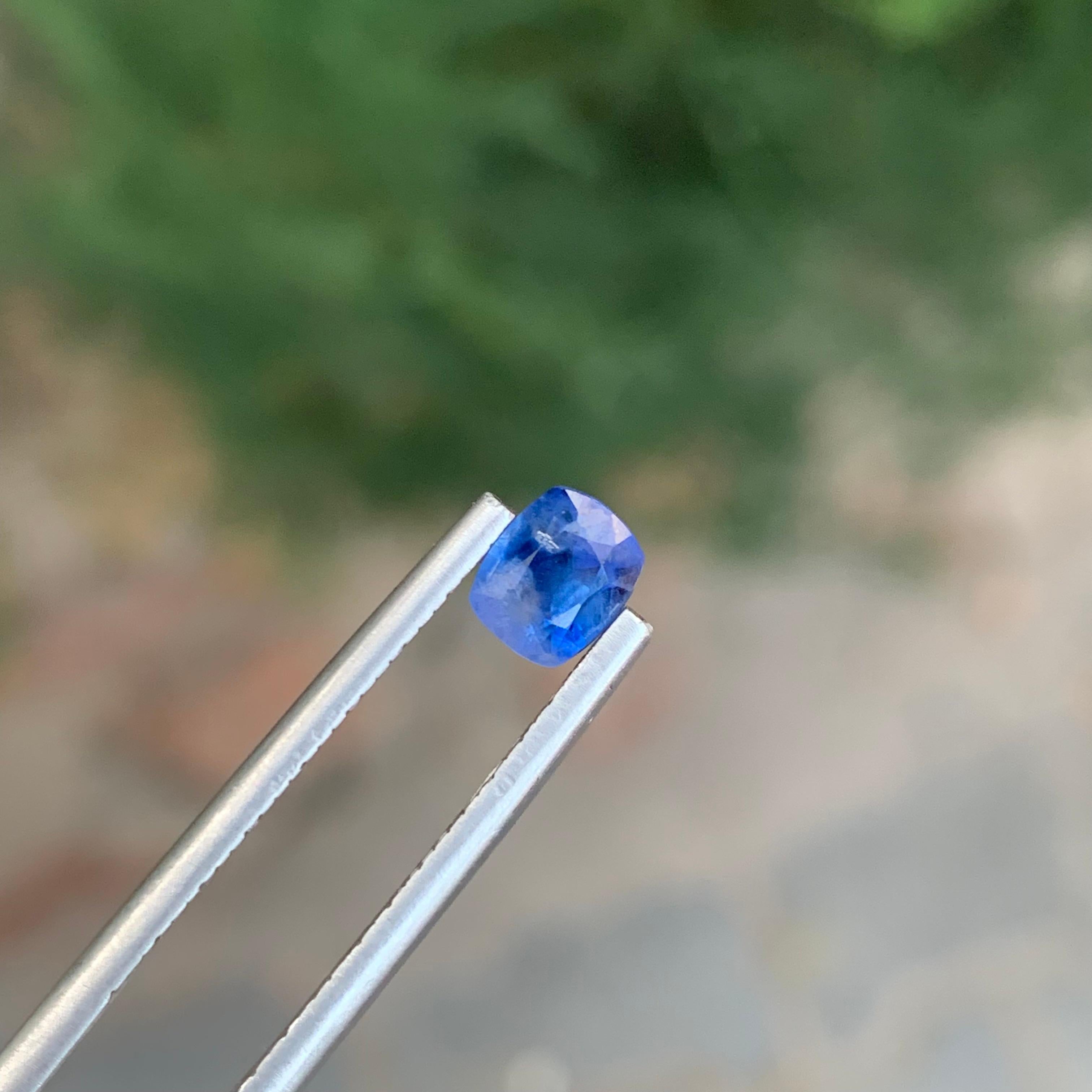 Arts and Crafts 1.05 Carat Adorable Sapphire Loose Cushion Shape Gemstone (pierre précieuse en forme de coussin) en vente