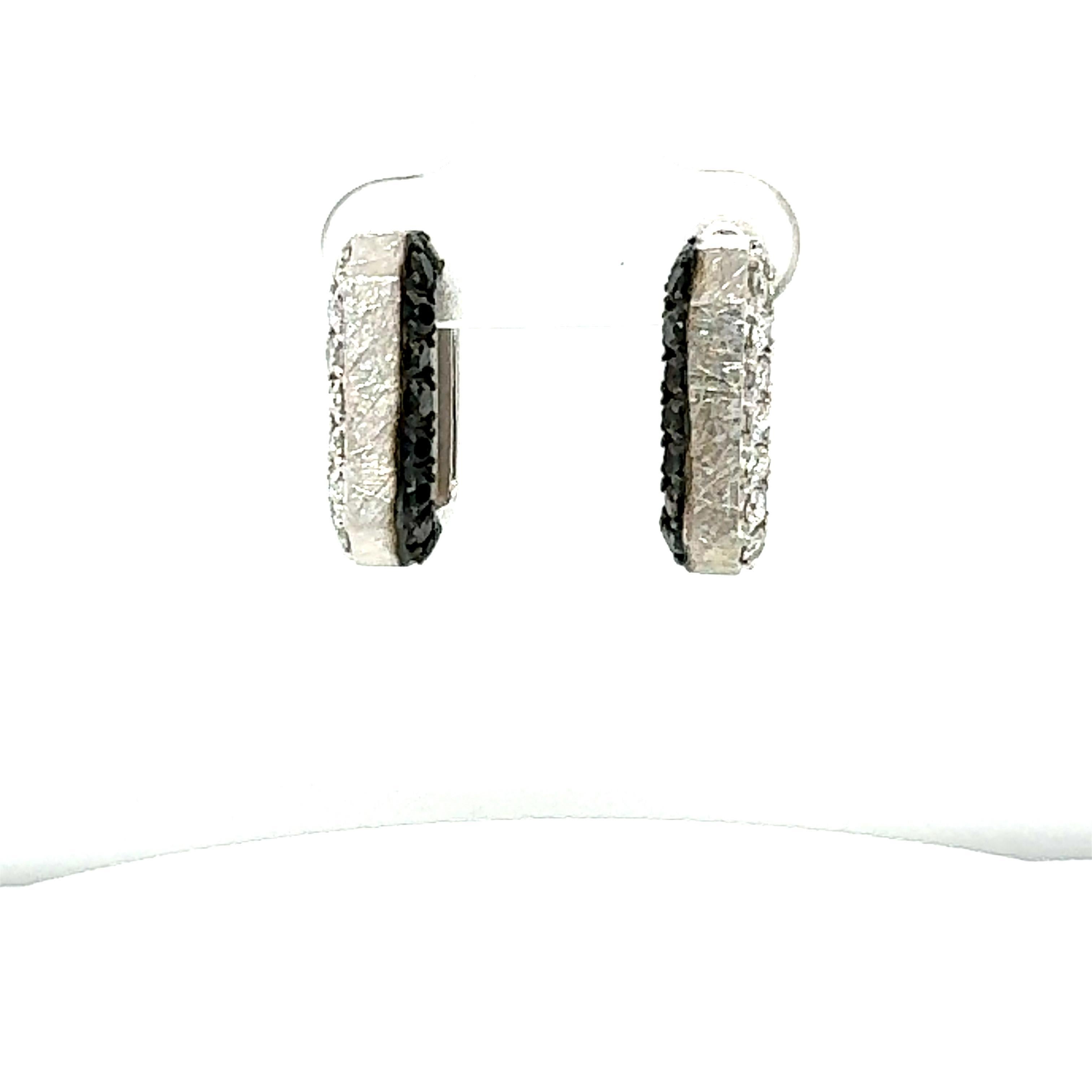 Taille ronde Boucles d'oreilles en or blanc et diamants noirs et blancs de 1,05 carat en vente