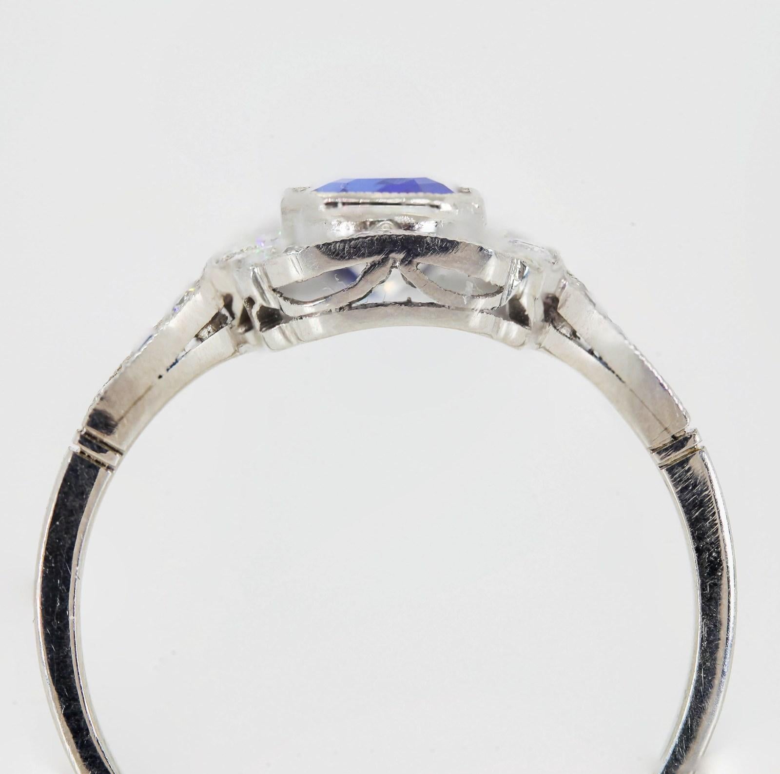 Art Deco 1.05 Carat Ceylon Sapphire and Diamond Platinum Ring