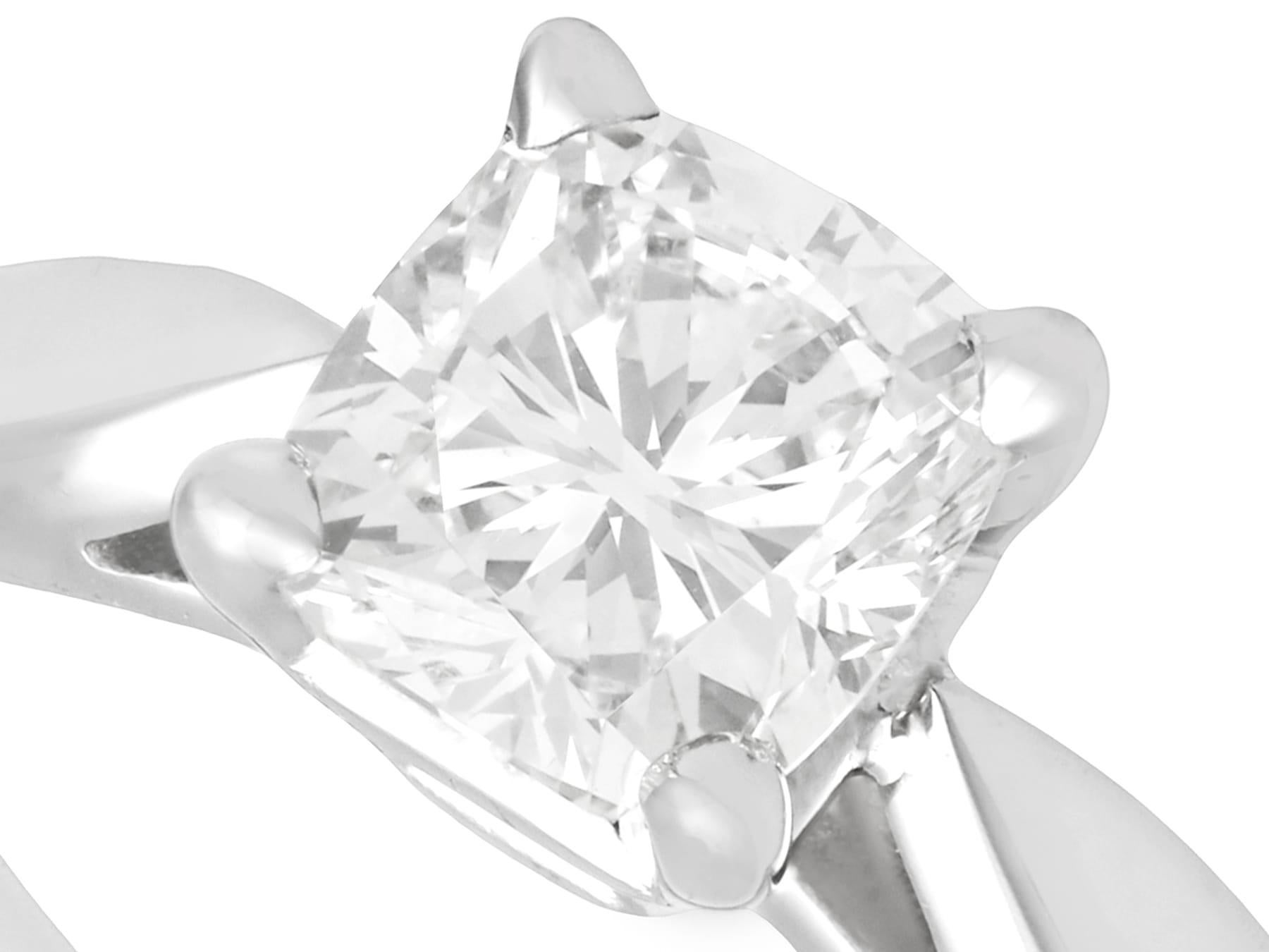 Taille coussin Bague de fiançailles solitaire en or blanc et diamant de 1,05 carat en vente