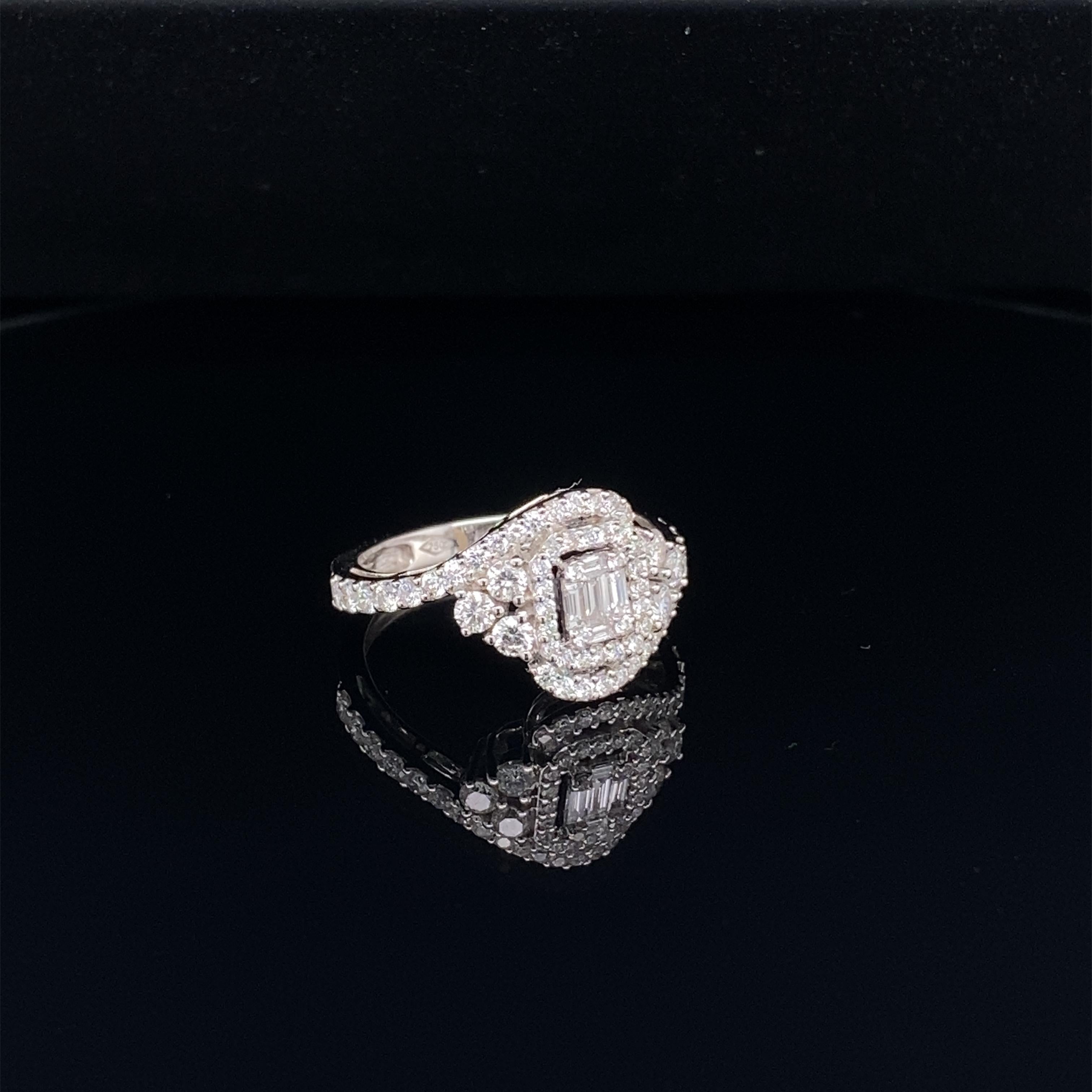 Taille baguette Bague en grappe de diamants taille émeraude de 1,05 carat en vente