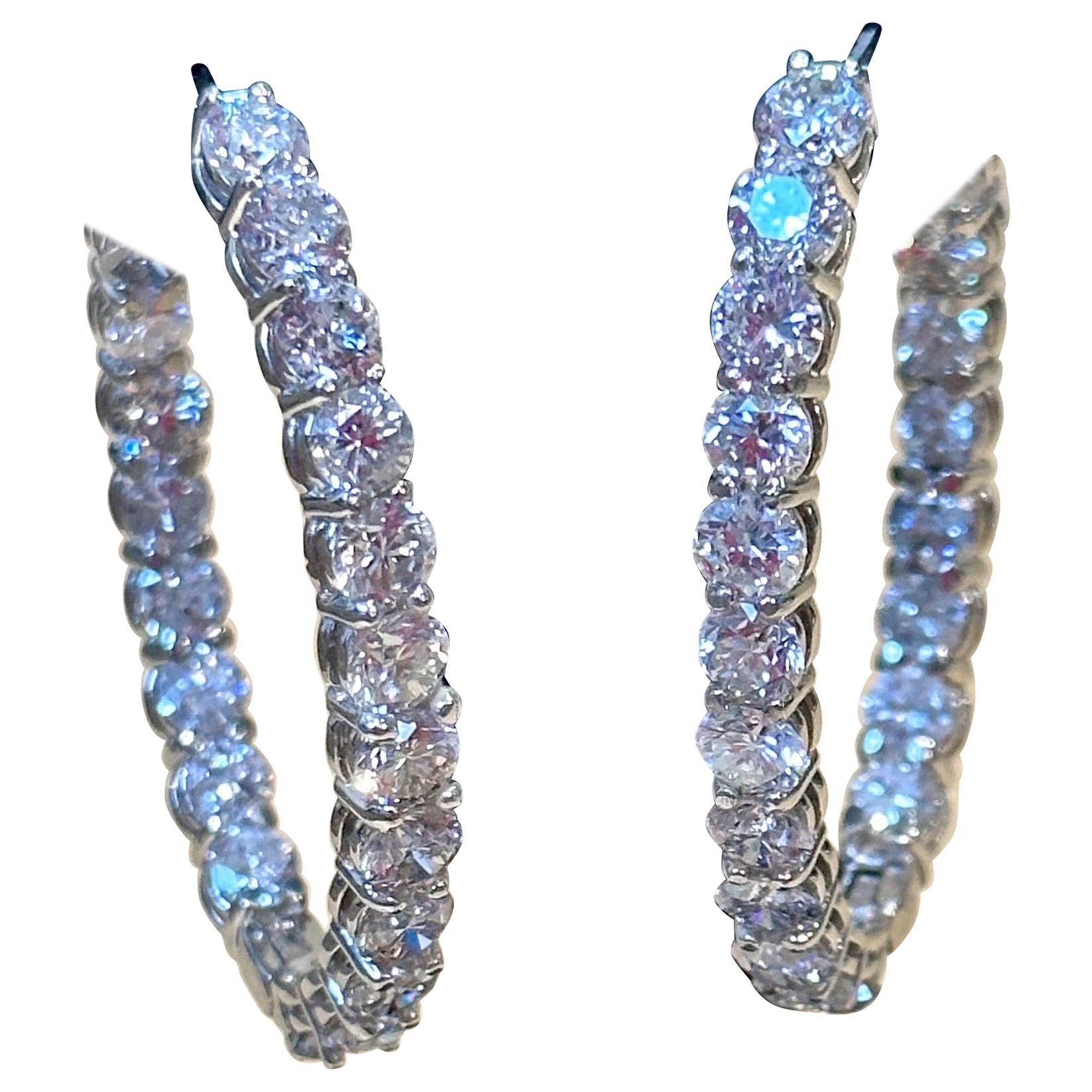 Boucles d'oreilles cocktail en or blanc 14 carats avec 10,5 carats de diamants à l'intérieur de la boucle. en vente