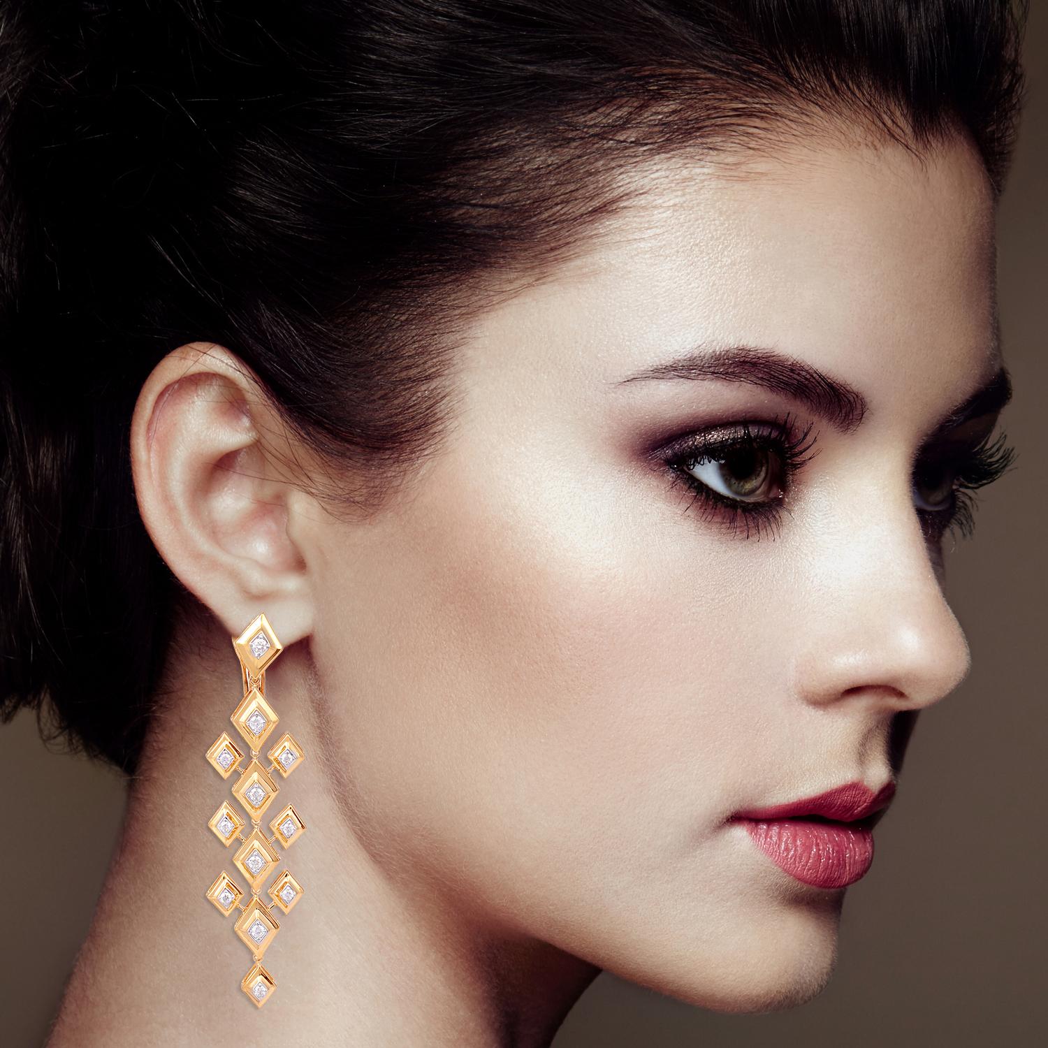 Women's 1.05 Carat Diamond Square Design Dangle Earrings 18 Karat Yellow Gold Jewelry For Sale