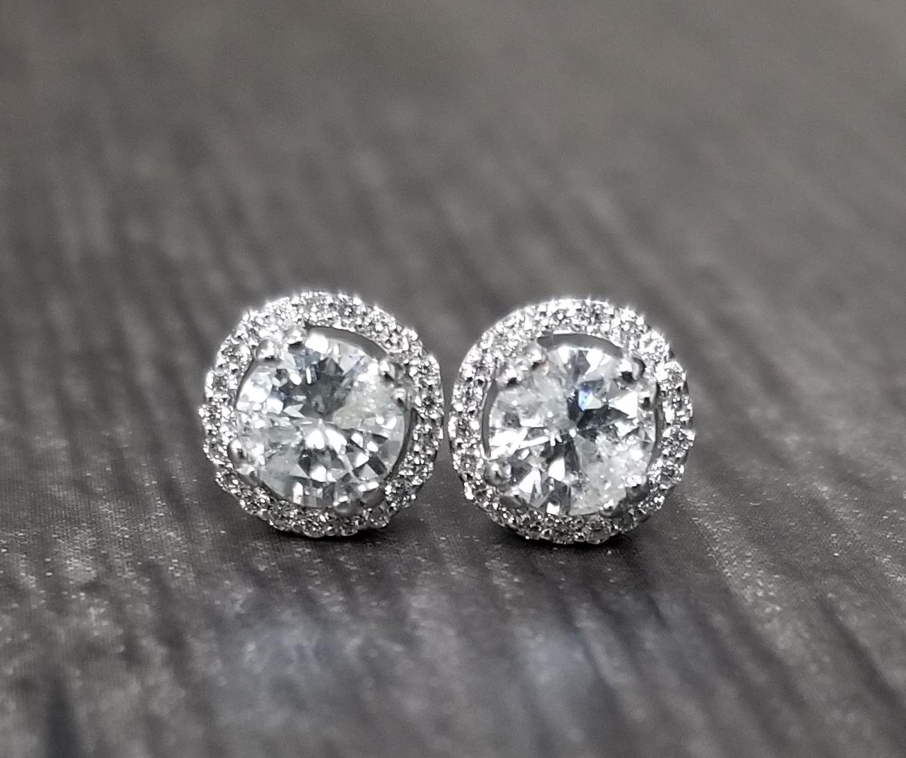 14k white gold diamond stud earrings with halo, containing 2 brilliant cut diamonds; color 