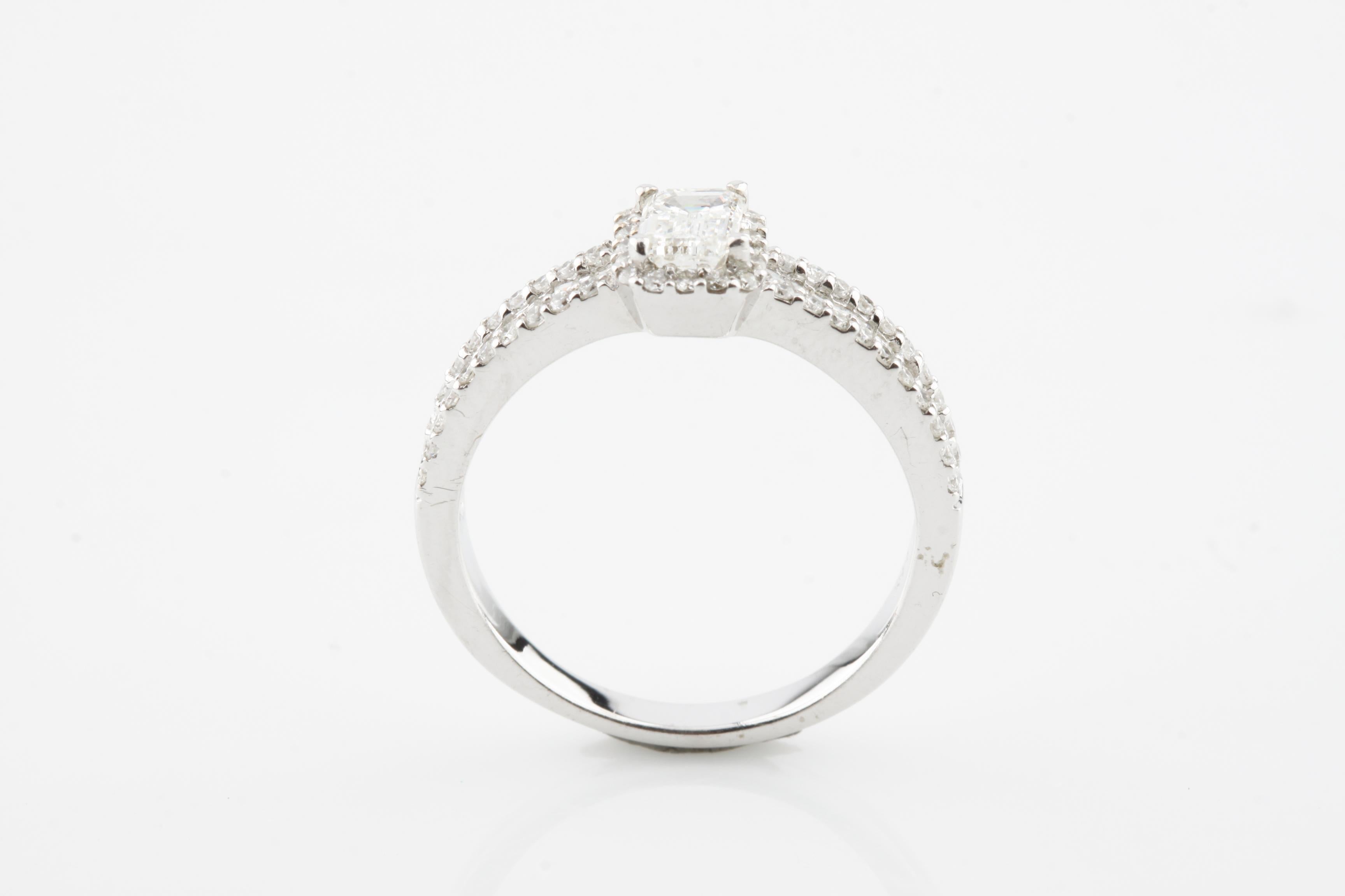 Eine elektronisch geprüfte 14K Weißgold Damen gegossen Diamant Einheit Ring mit einem glänzenden Finish.
Zustand ist neu, gute Verarbeitung.
Der Ring besteht aus einem Solitärdiamanten, der in einer Diamantengalerie gefasst ist, die von