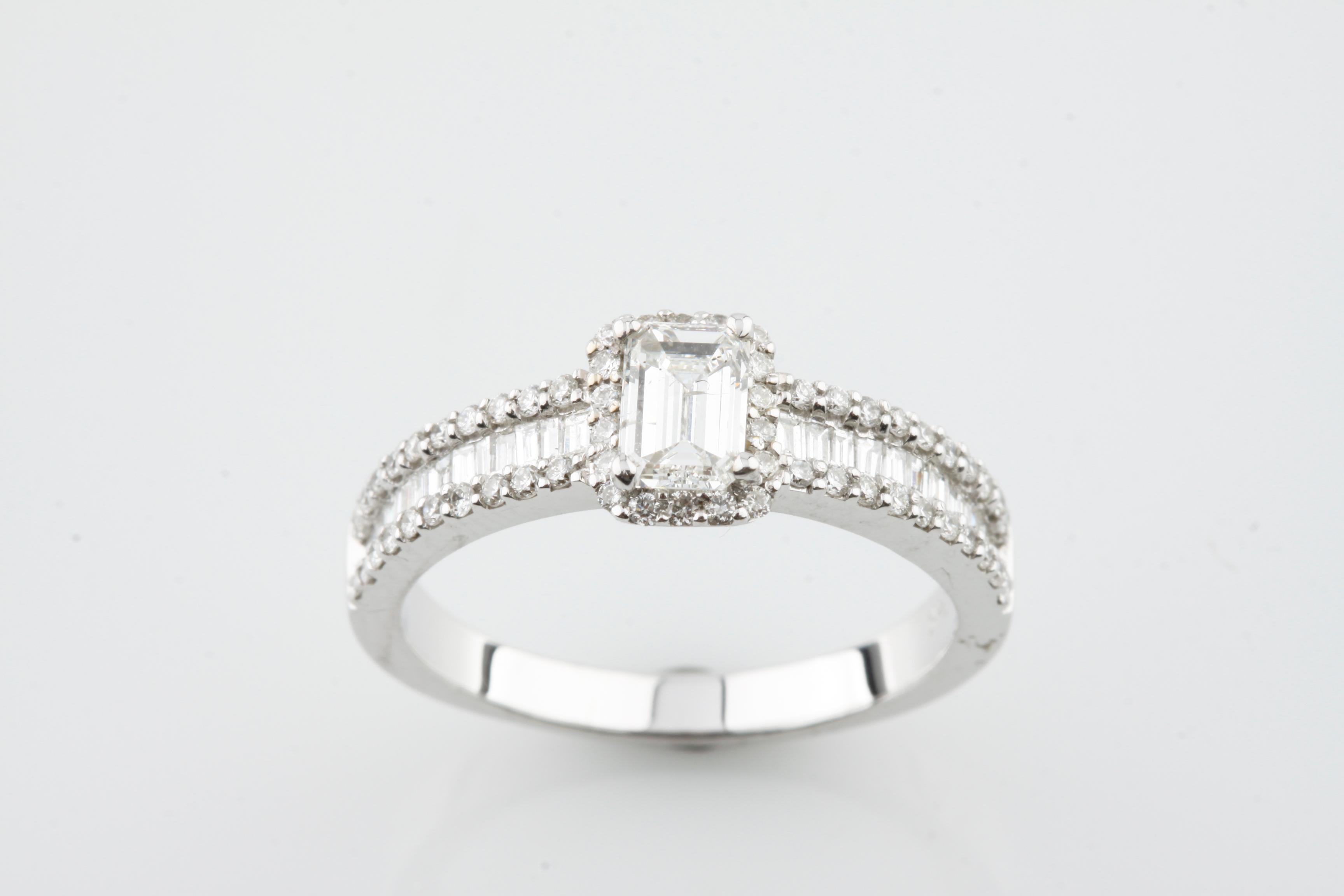 Women's 1.05 Carat Emerald Cut Diamond Engagement Ring Set in 14 Karat White Gold For Sale