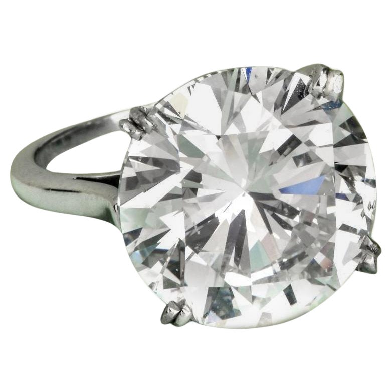 Anello con diamante rotondo da 10,5 carati F SI  Certificato GIA  Brillantezza senza tempo f in vendita