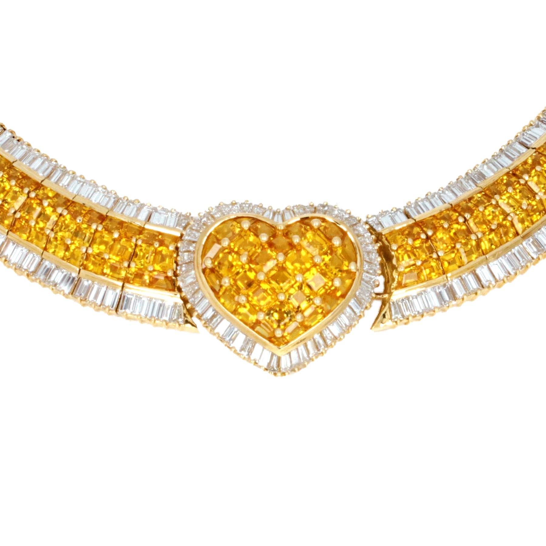 Questa magnifica collana di zaffiri gialli e diamanti a forma di cuore in oro giallo 18 carati è un vero spettacolo, con 432 zaffiri gialli taglio principessa per un totale di circa 52,5 carati. Questi zaffiri vibranti sono incastonati in un motivo