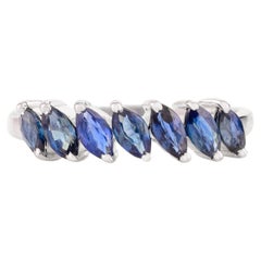 Anillo apilable de zafiro azul marquesa inclinado de 1,05 quilates en oro blanco de 14k
