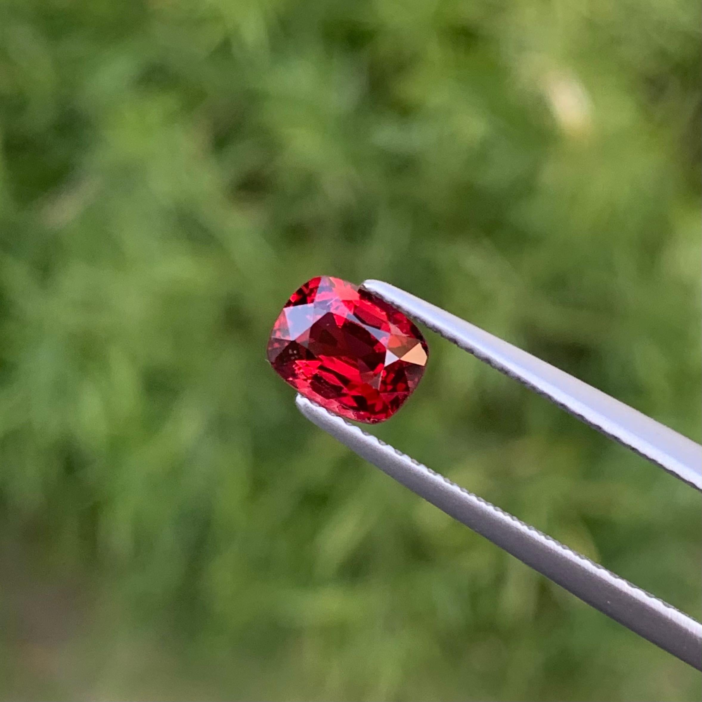 1.05 Carat Loose Red Spinel from Myanmar Burma Available for Jewelry Making In New Condition For Sale In Peshawar, PK