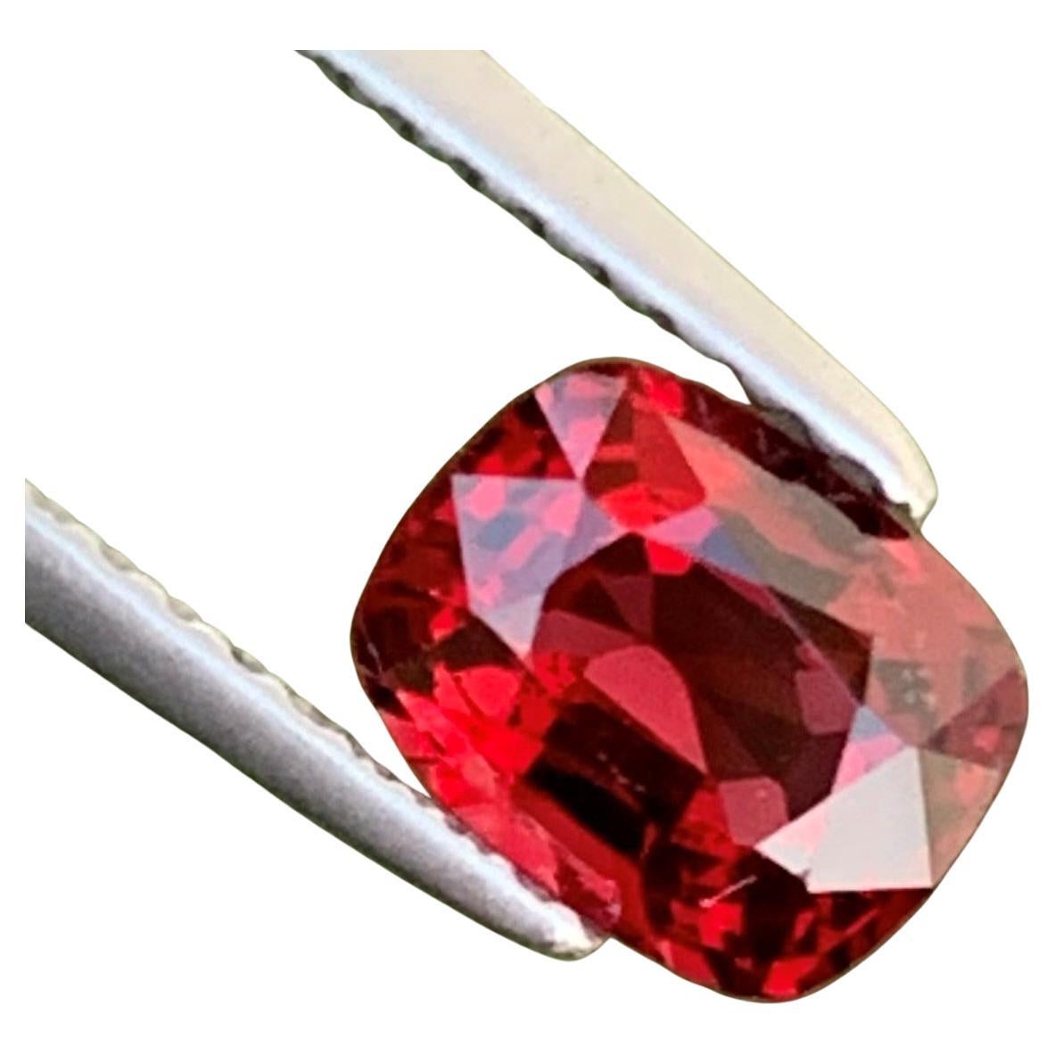Spinelle rouge non sertie de 1,05 carat provenant du Myanmar et disponible pour la fabrication de bijoux