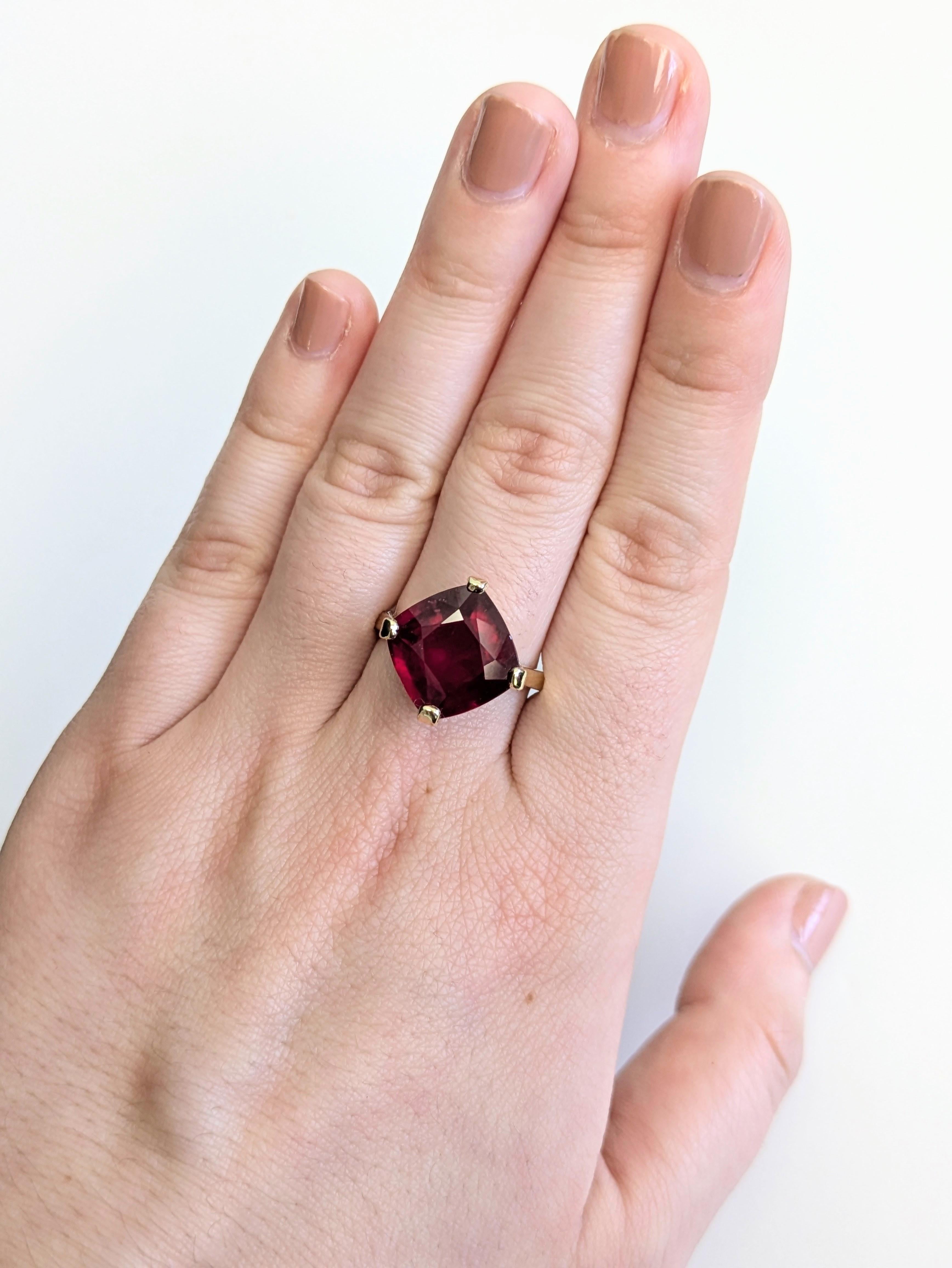 Un impresionante rubí de Madagascar talla princesa de 10,5 quilates es la estrella de este anillo solitario, engastado en oro auténtico macizo de 14 quilates. Con su atrevido tamaño de 12 mm, esta impresionante pieza combina lujo atemporal y