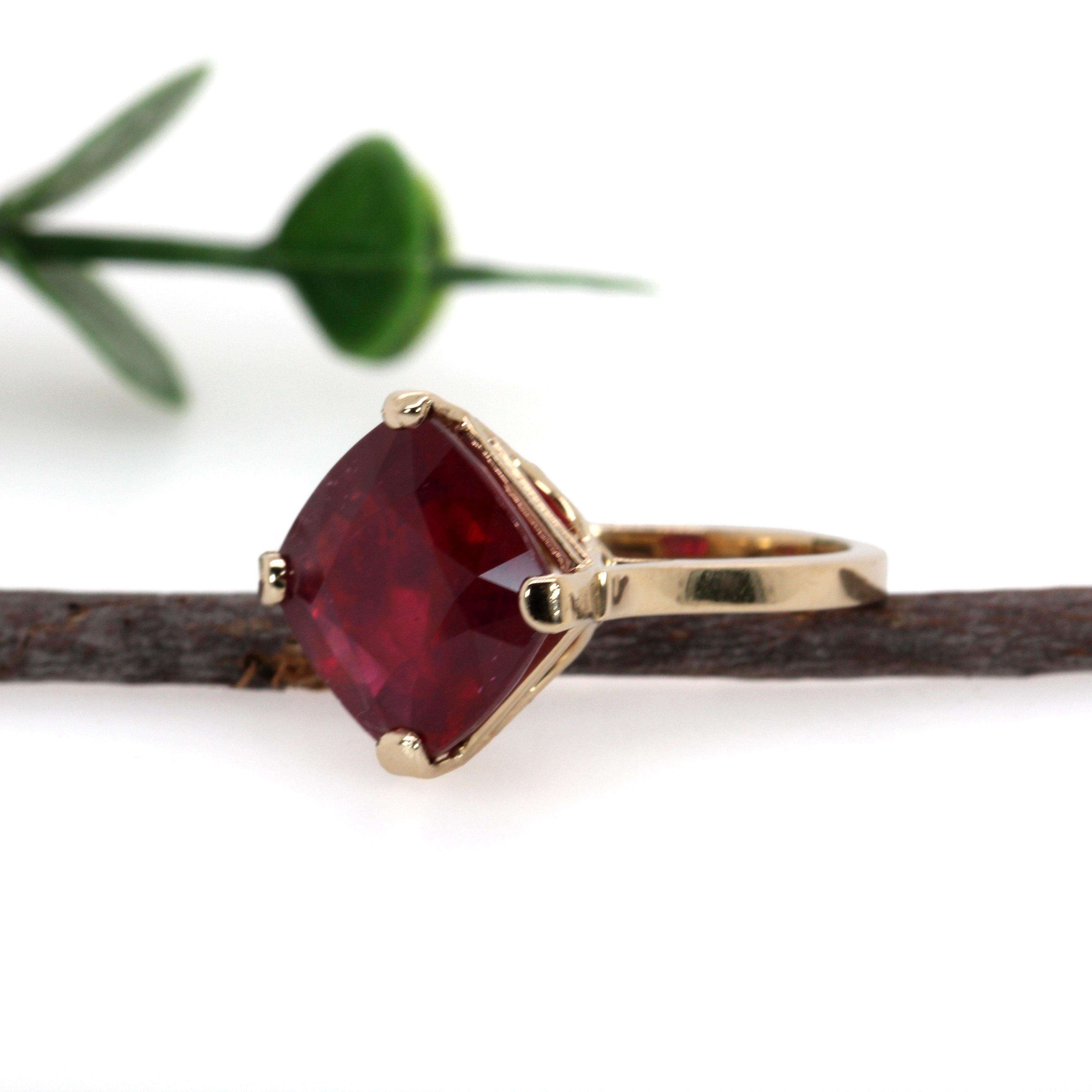 Anillo solitario de oro macizo de 14 quilates con rubí de Madagascar de 10,5 quilates  CU 12 mm Corte cojín en venta