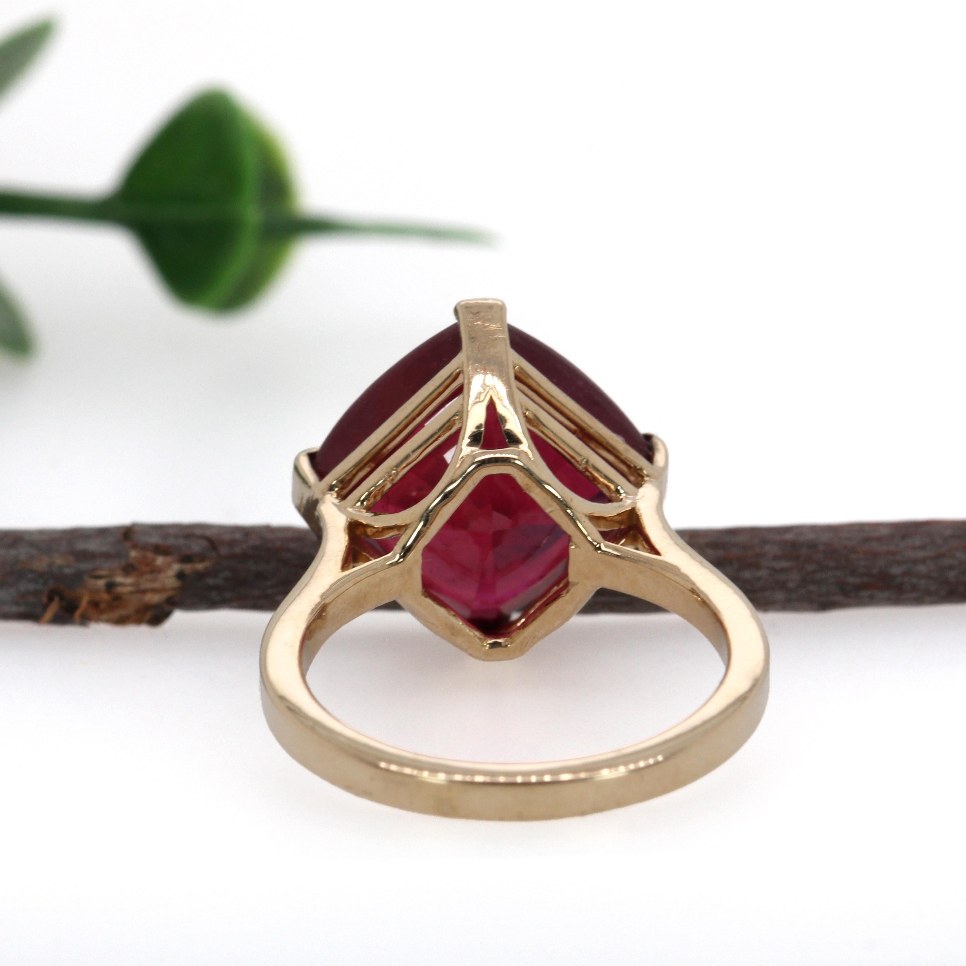 De las mujeres Anillo solitario de oro macizo de 14 quilates con rubí de Madagascar de 10,5 quilates  CU 12 mm en venta