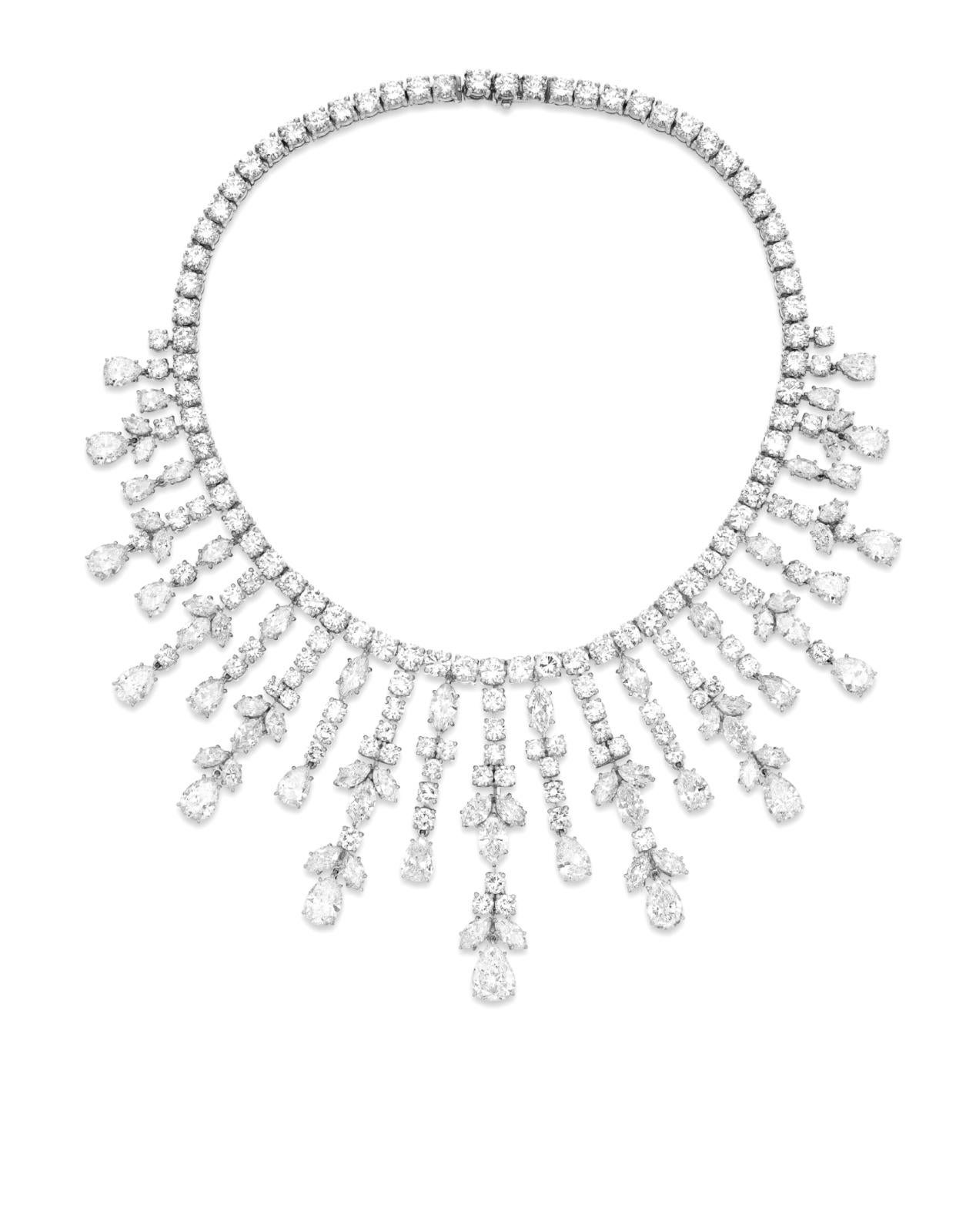Magnifica collana di diamanti italiana
Questa lussuosa collana, un pezzo straordinario, è incastonata con una serie di diamanti a taglio brillante, a forma di pera e a forma di marquise, per un peso totale di circa 105 carati.
Realizzato con grande