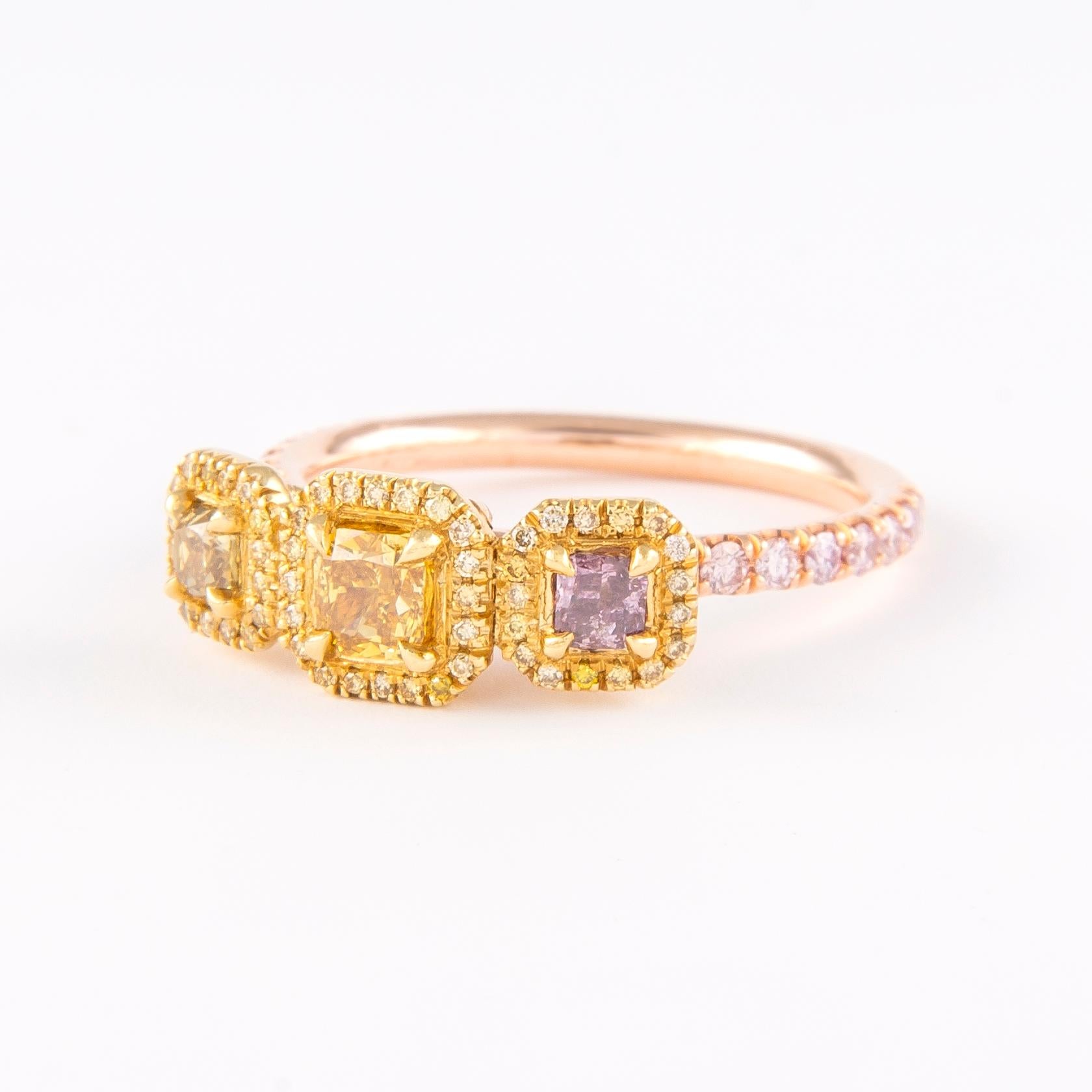Contemporain Bague en or 18 carats avec trois pierres de couleur mixte et halo de diamants de 1,05 carat en vente