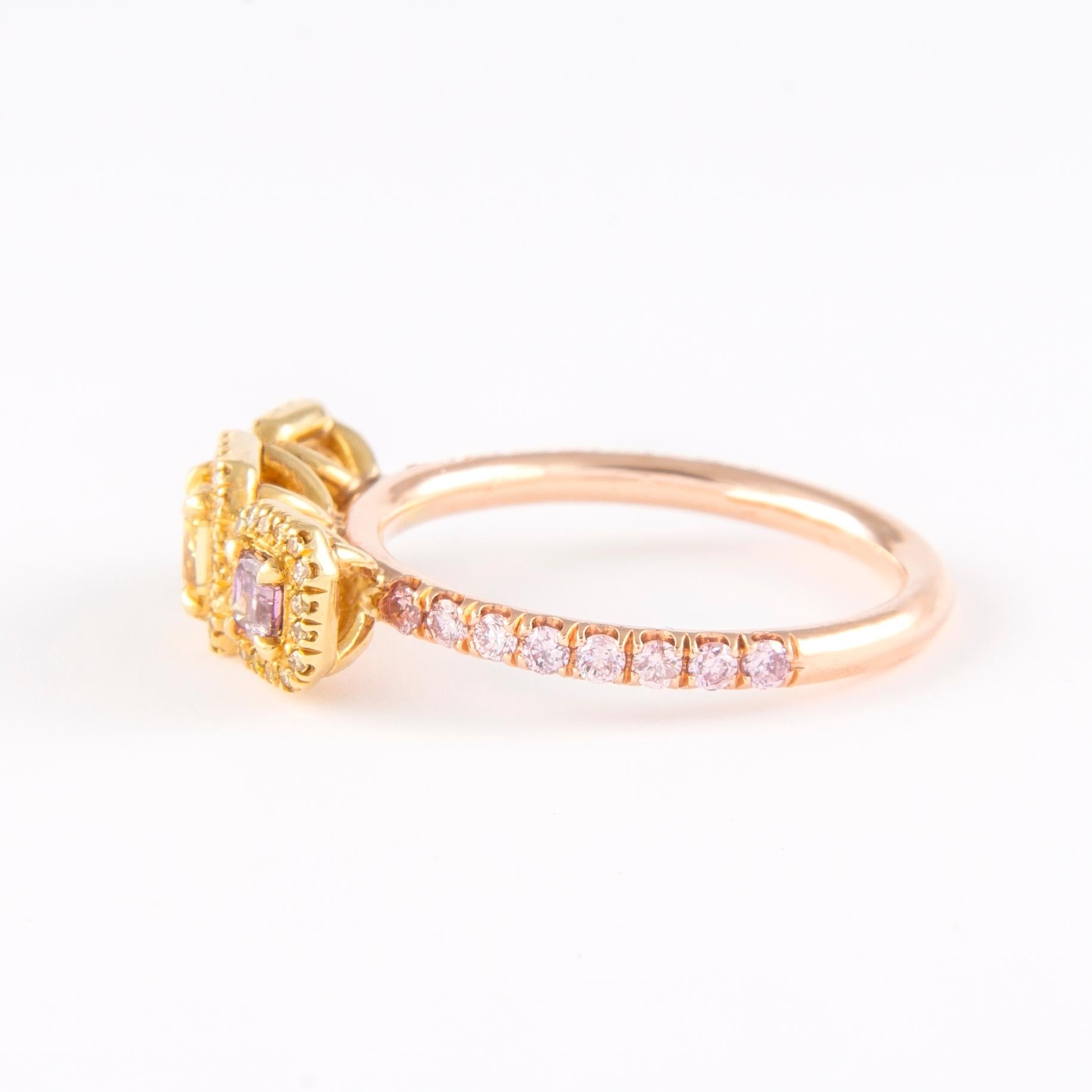 Taille coussin Bague en or 18 carats avec trois pierres de couleur mixte et halo de diamants de 1,05 carat en vente