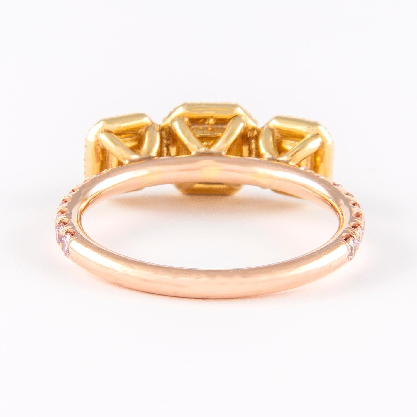 Bague en or 18 carats avec trois pierres de couleur mixte et halo de diamants de 1,05 carat Neuf - En vente à BEVERLY HILLS, CA