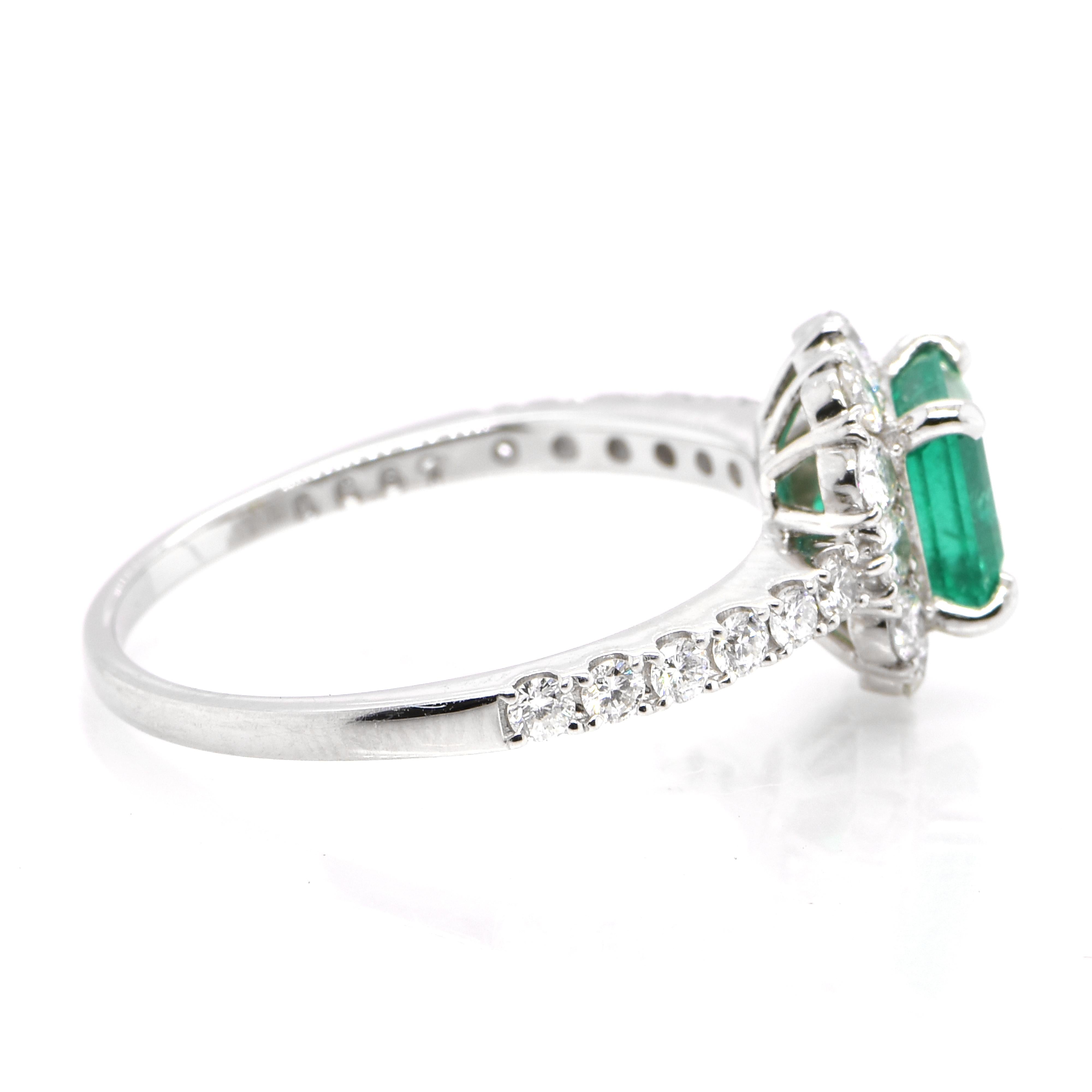 1.05 Carat Natural Colombian Emerald and Diamond Halo Ring set in Platinum In New Condition For Sale In Tokyo, JP