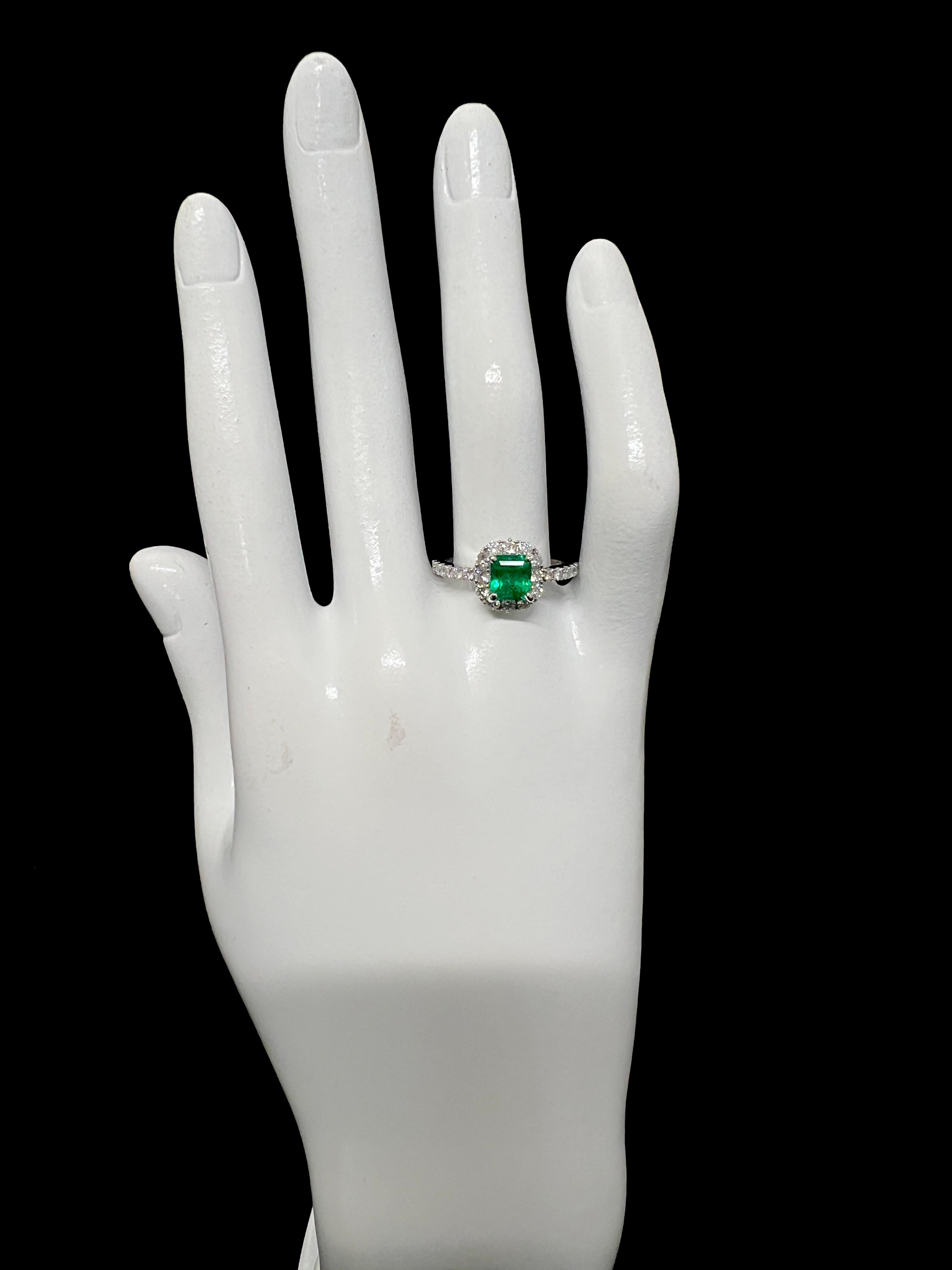 1.05 Carat Natural Colombian Emerald and Diamond Halo Ring set in Platinum For Sale 1