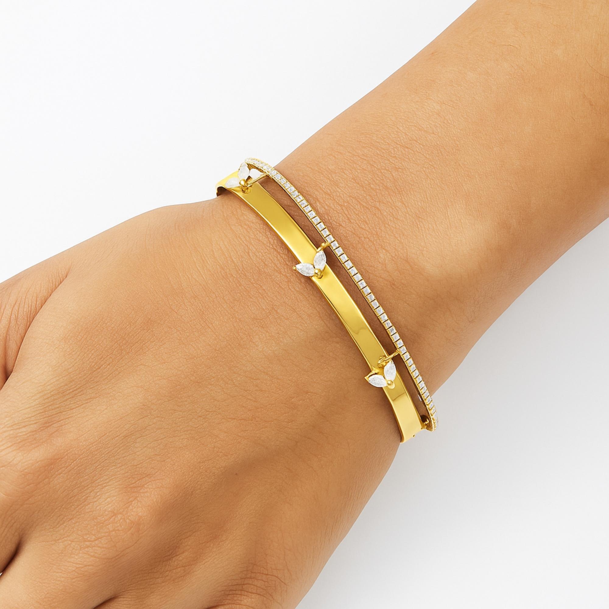 Questo bracciale con diamanti naturali da 1,05 carati in oro giallo 14 carati è composto da diamanti con taglio a pera incastonati sul lato largo del bracciale e da diamanti con taglio rotondo incastonati sulla distanza del bracciale, ma uniti tra