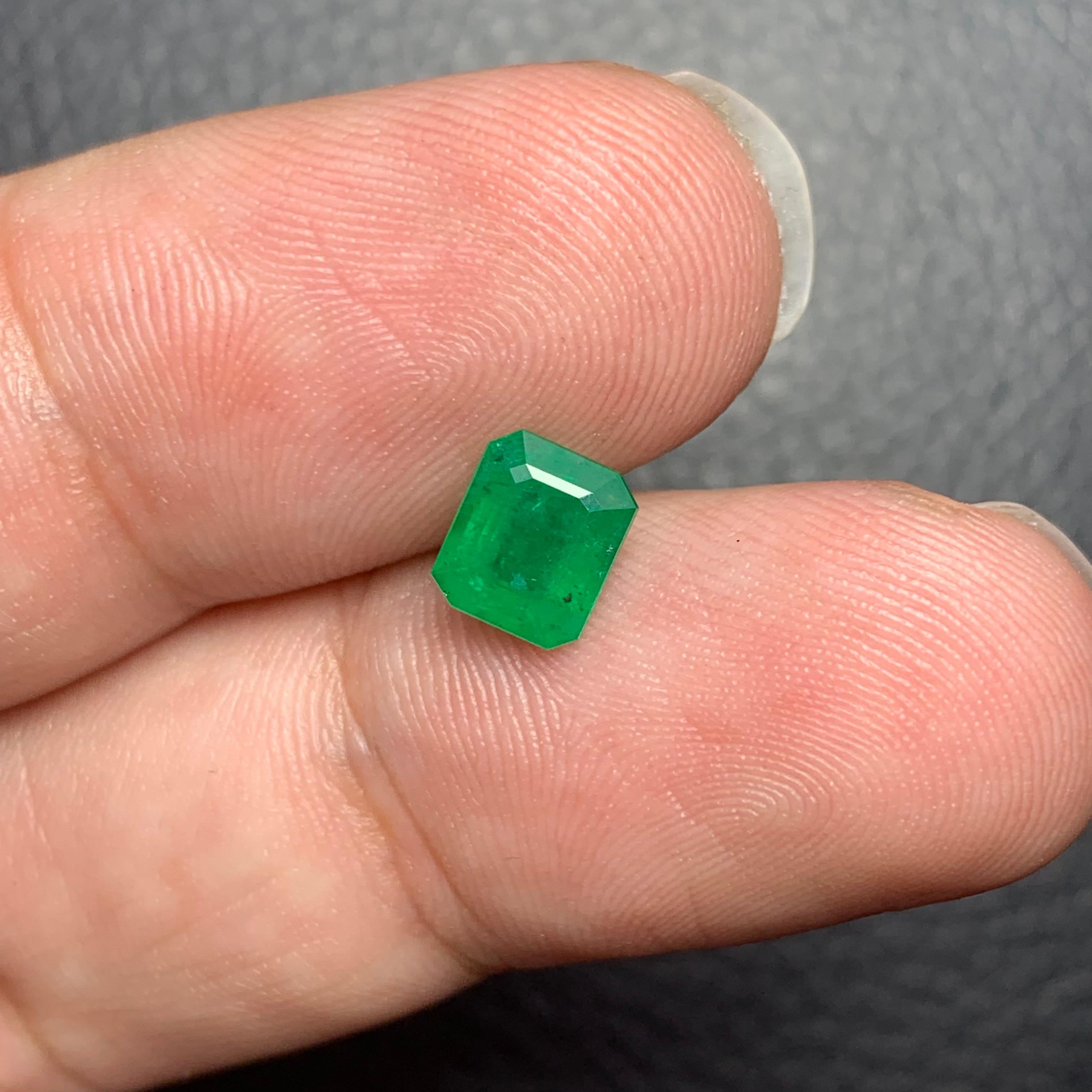 Gemma di smeraldo naturale sciolta da 1.05 carati proveniente dalla miniera di Swat, Pakistan in vendita 4