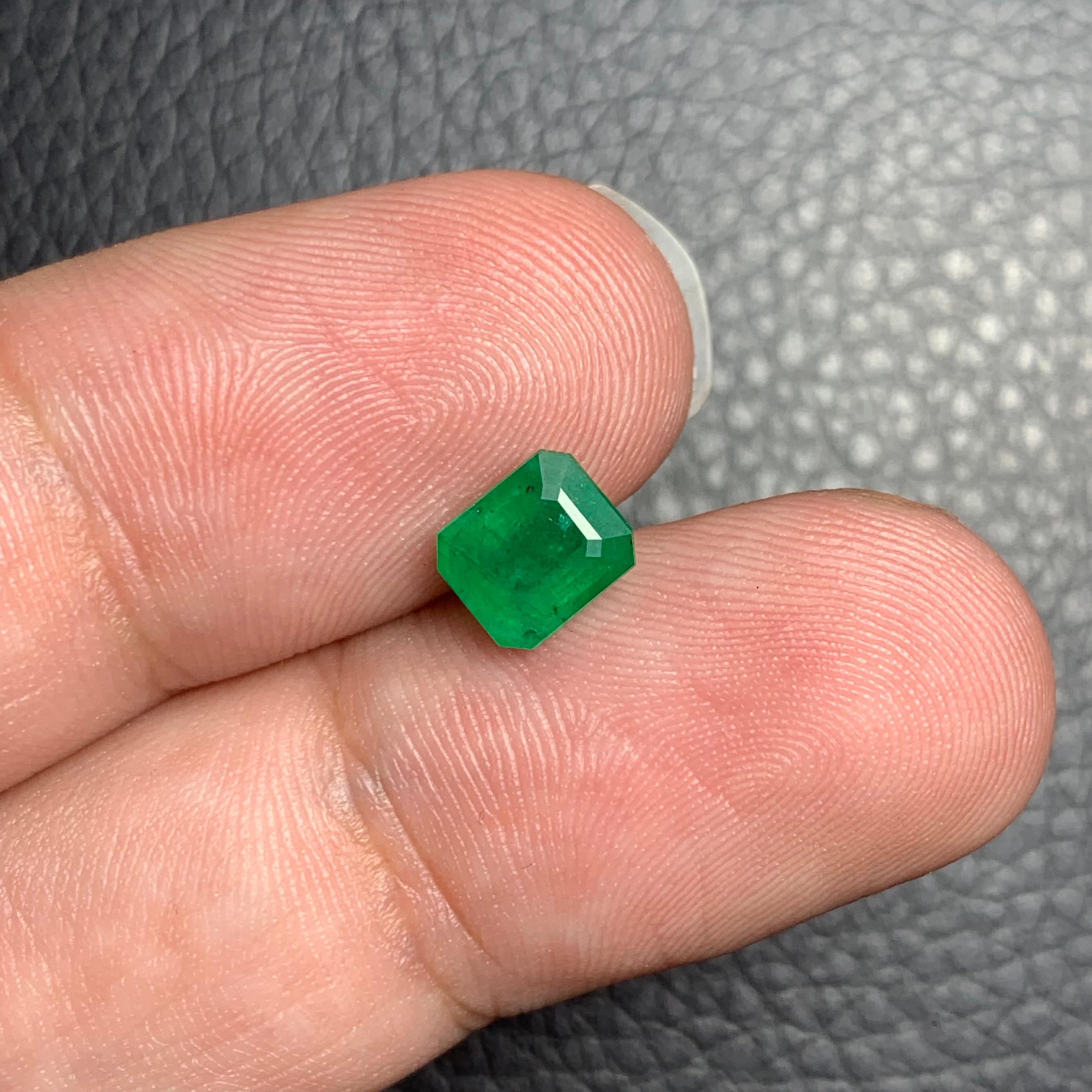 Taglio smeraldo Gemma di smeraldo naturale sciolta da 1.05 carati proveniente dalla miniera di Swat, Pakistan in vendita