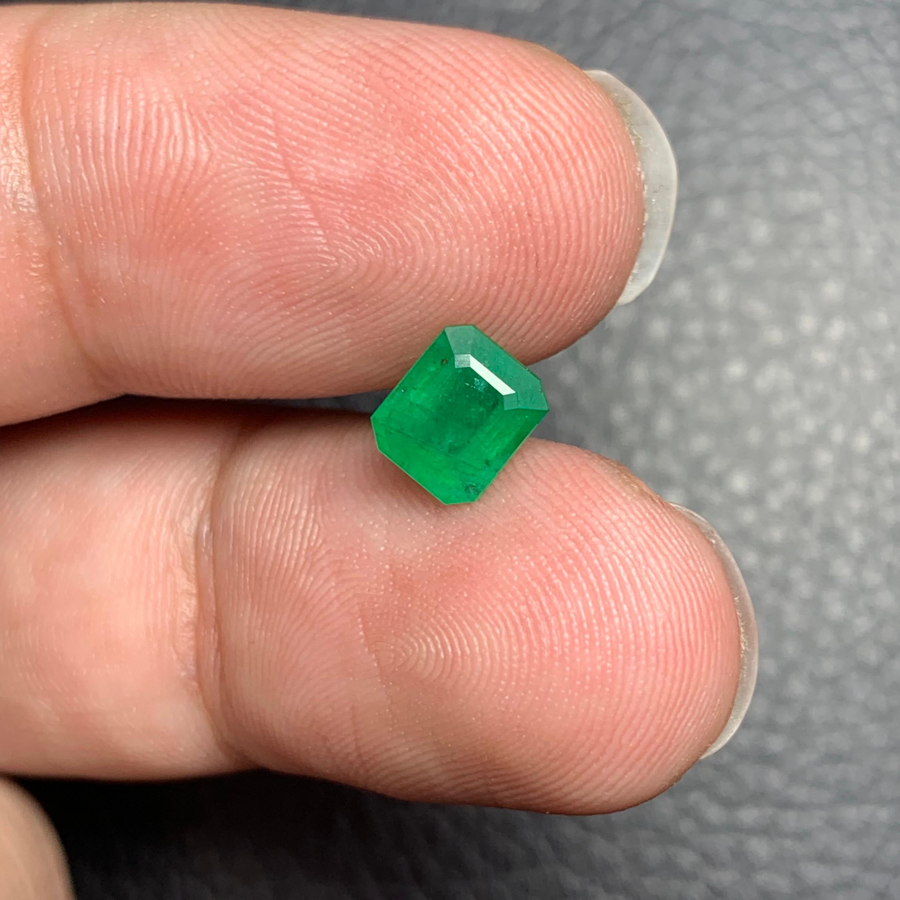 Gemma di smeraldo naturale sciolta da 1.05 carati proveniente dalla miniera di Swat, Pakistan In condizioni Nuovo in vendita a Peshawar, PK