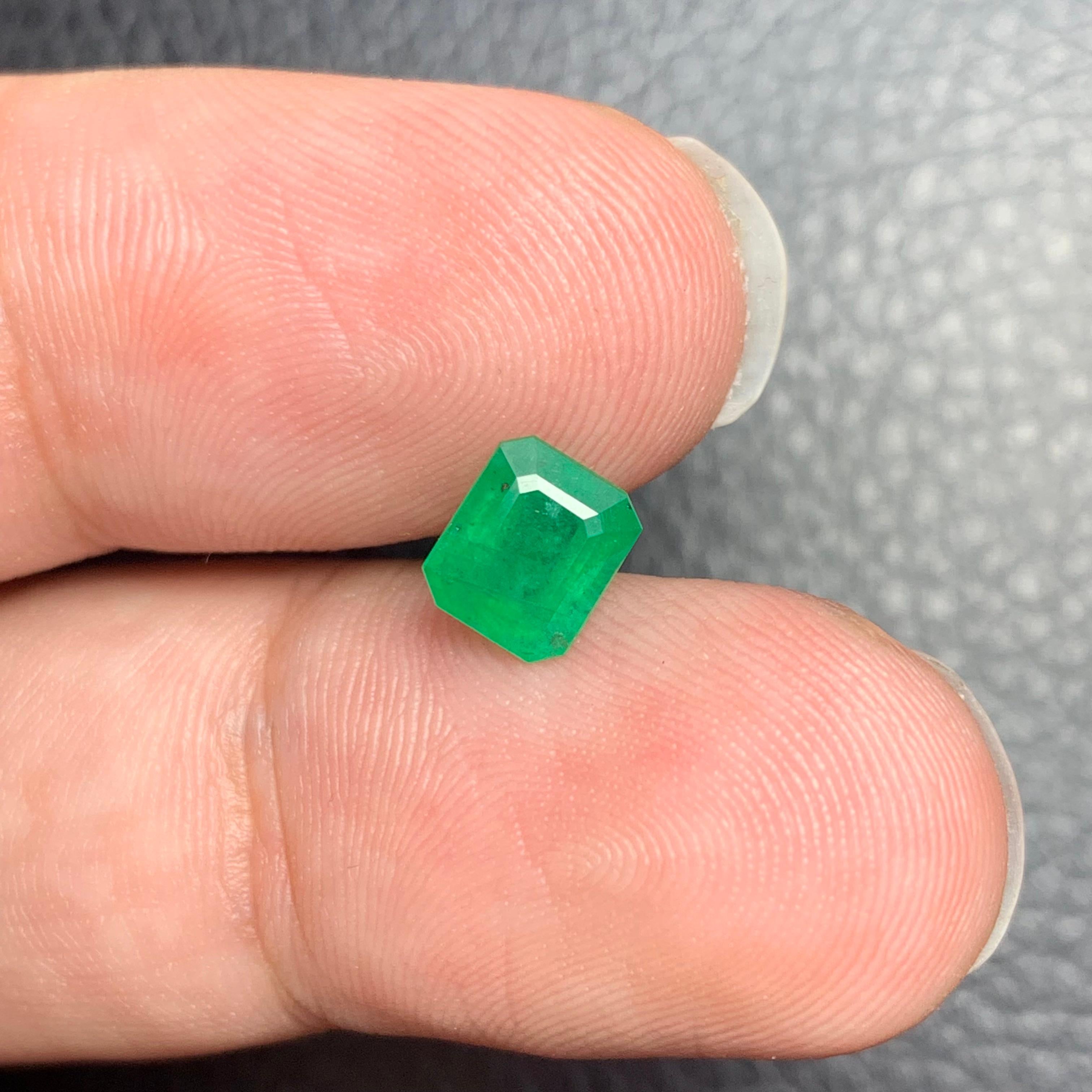Gemma di smeraldo naturale sciolta da 1.05 carati proveniente dalla miniera di Swat, Pakistan in vendita 2