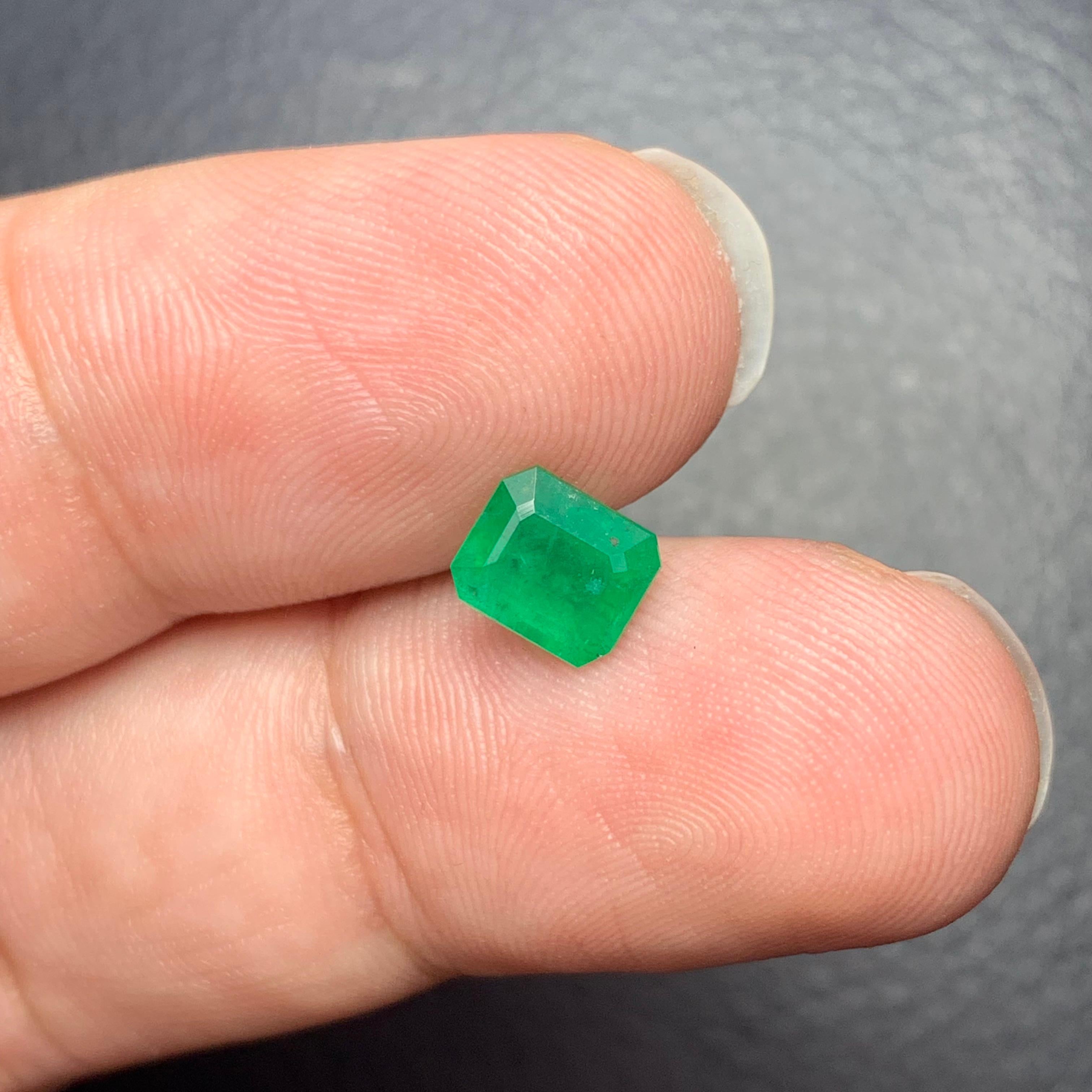 Gemma di smeraldo naturale sciolta da 1.05 carati proveniente dalla miniera di Swat, Pakistan in vendita 3