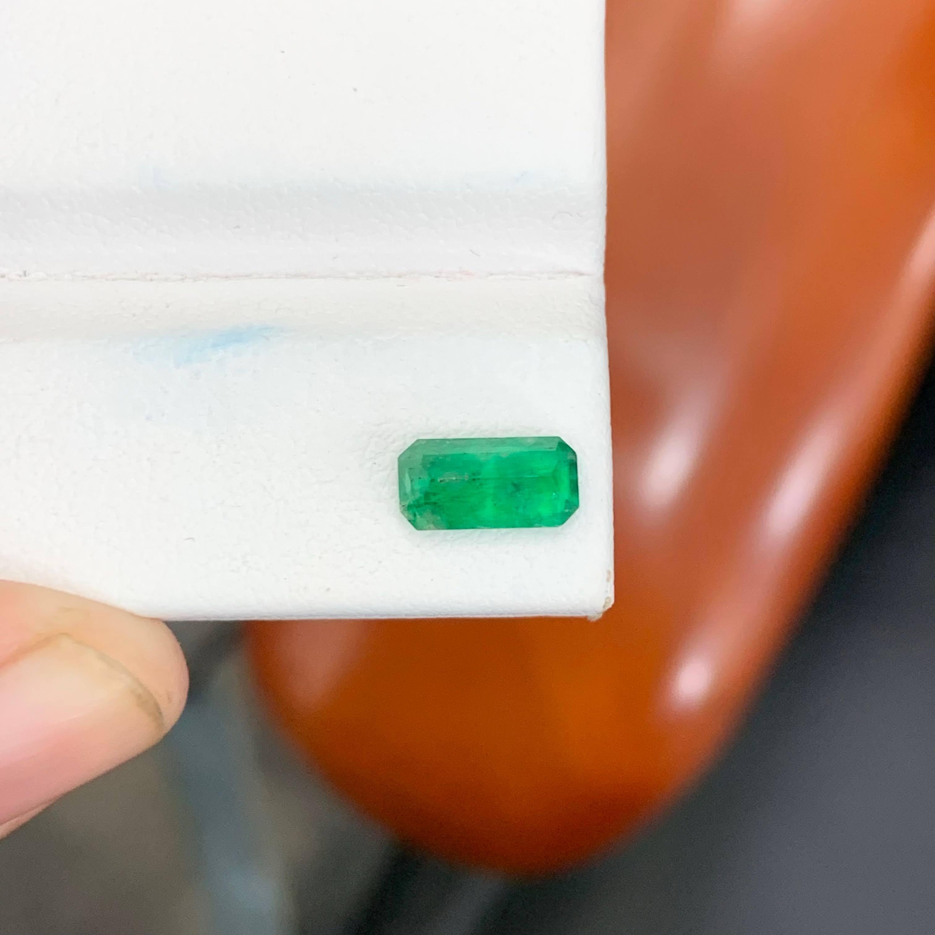1.05 Carat Natural Loose Green Emerald Stone Cut Emerald Pakistani Gemstone en venta 4