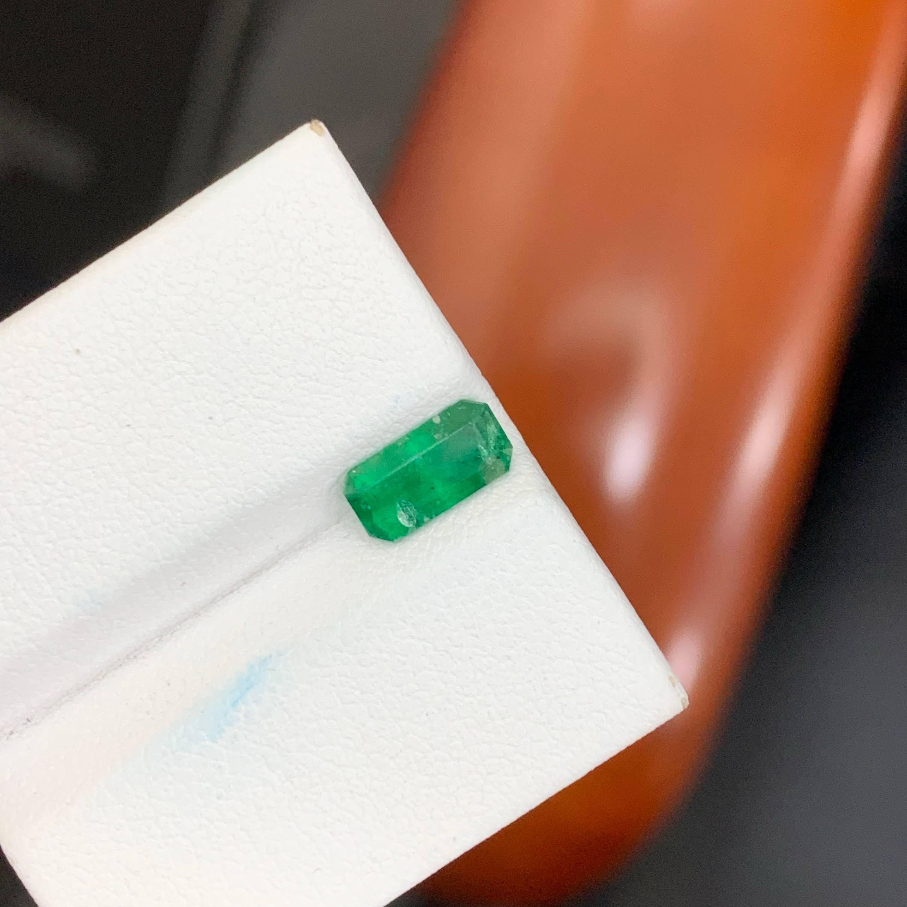 1.05 Carat Natural Loose Green Emerald Stone Cut Emerald Pakistani Gemstone Moderno en venta