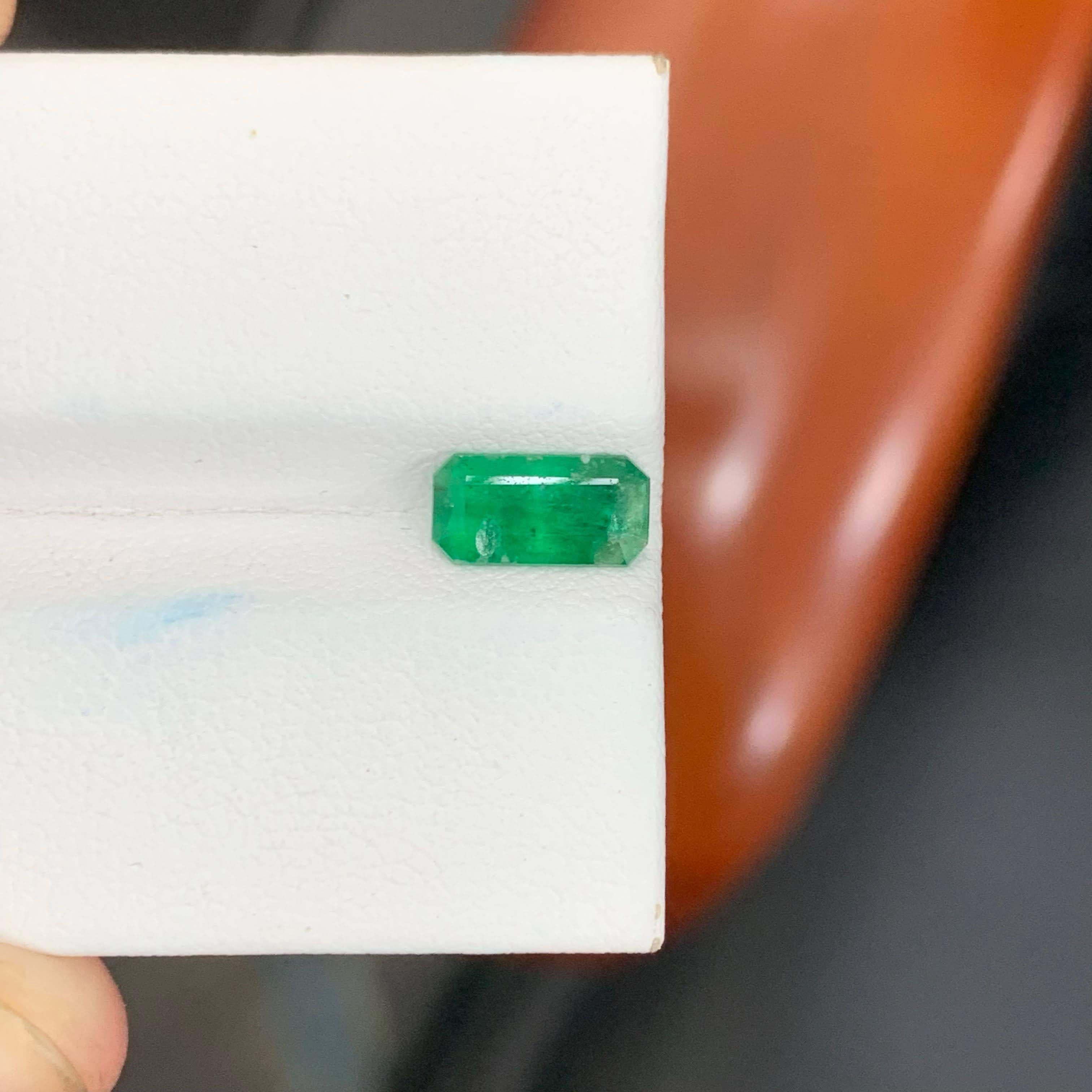 1.05 Carat Natural Loose Green Emerald Stone Cut Emerald Pakistani Gemstone Corte esmeralda en venta