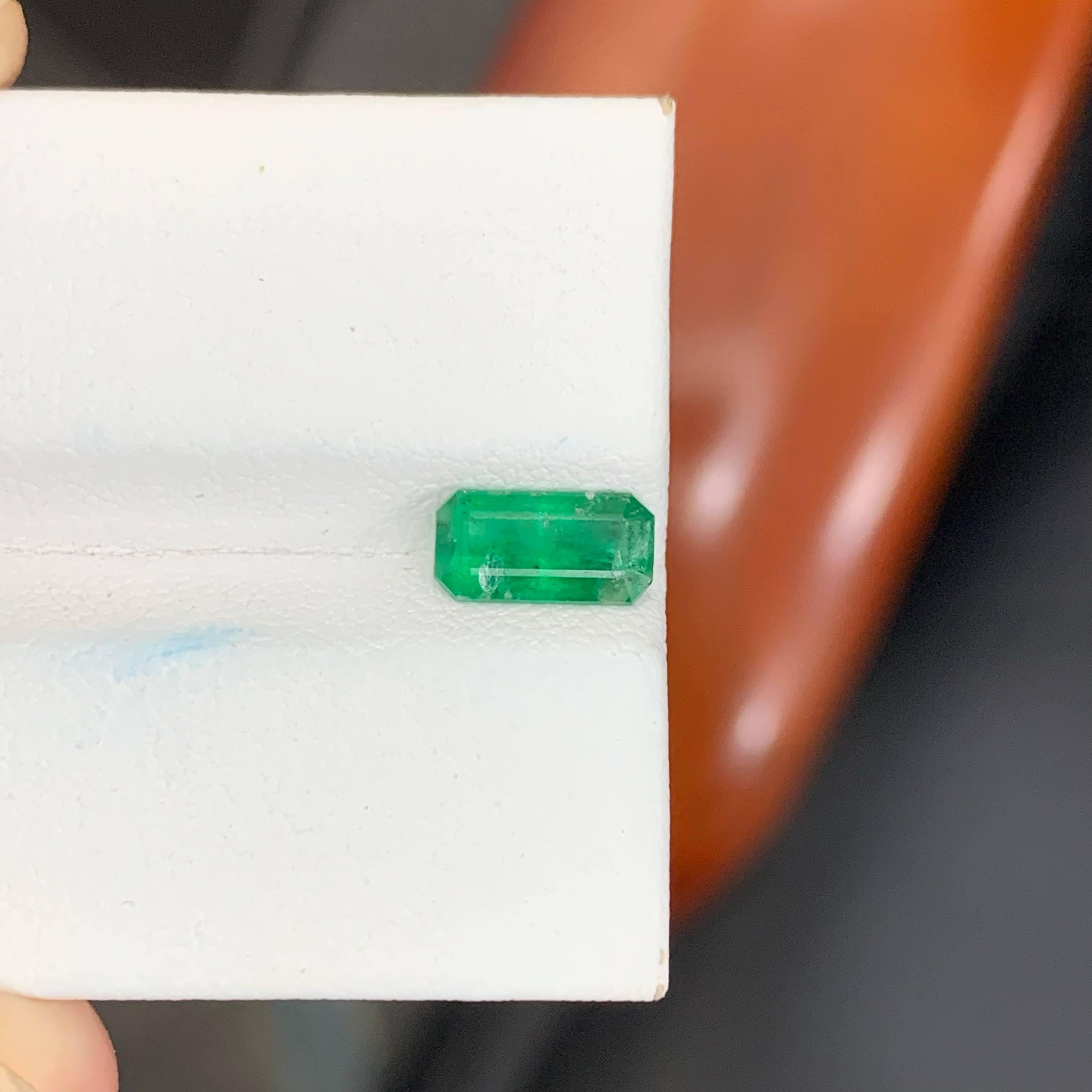 1.05 Carat Natural Loose Green Emerald Stone Cut Emerald Pakistani Gemstone en Nuevo estado para la venta en Bangkok, TH