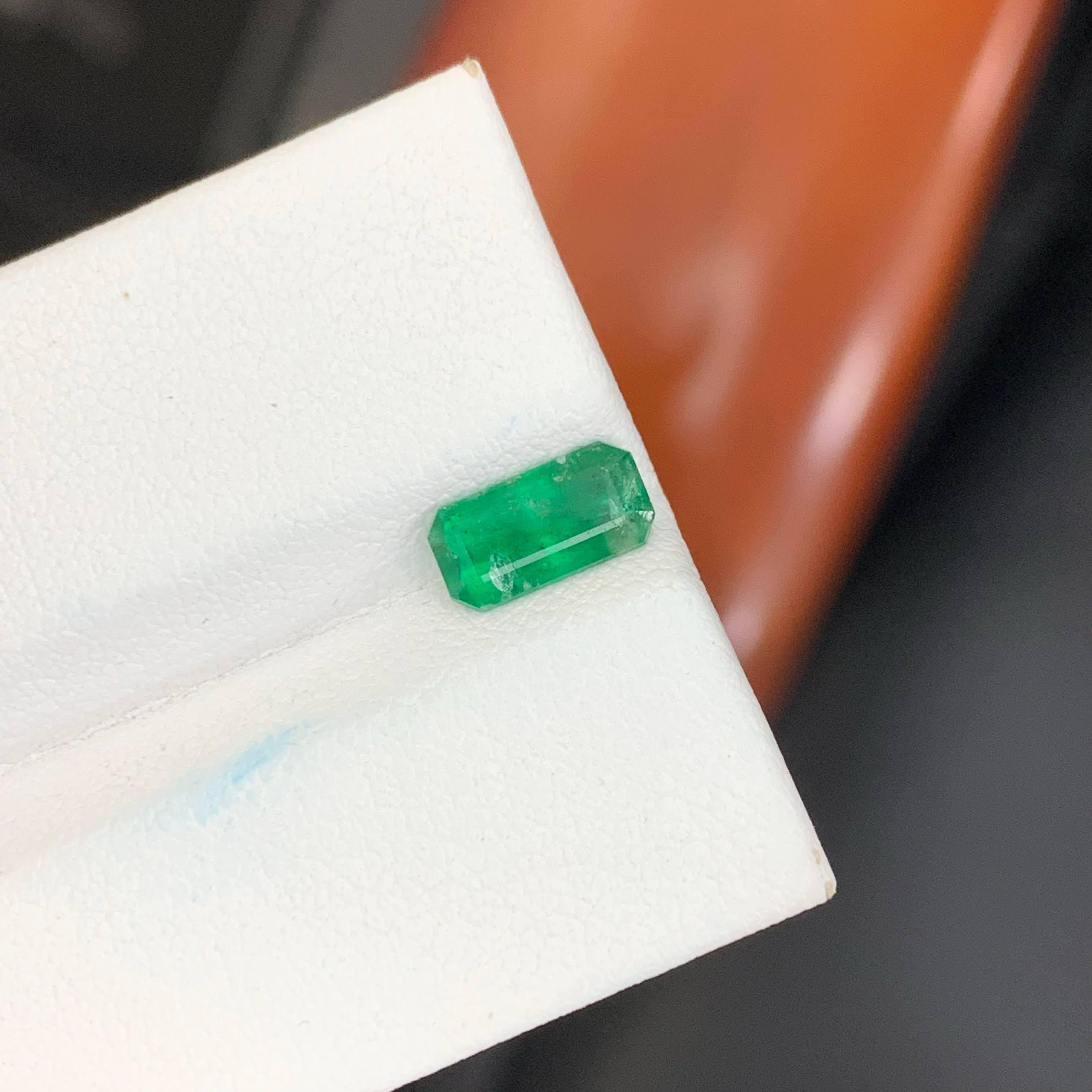 Femenino o masculino 1.05 Carat Natural Loose Green Emerald Stone Cut Emerald Pakistani Gemstone en venta