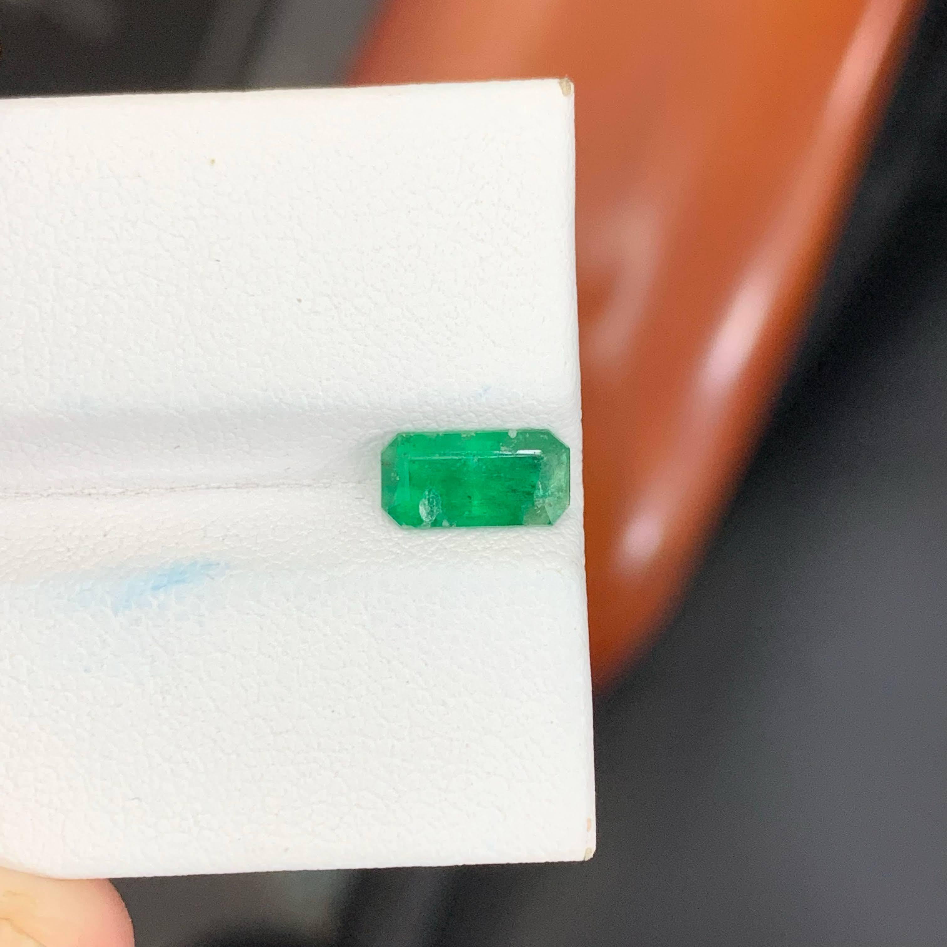 1.05 Carat Natural Loose Green Emerald Stone Cut Emerald Pakistani Gemstone en venta 1