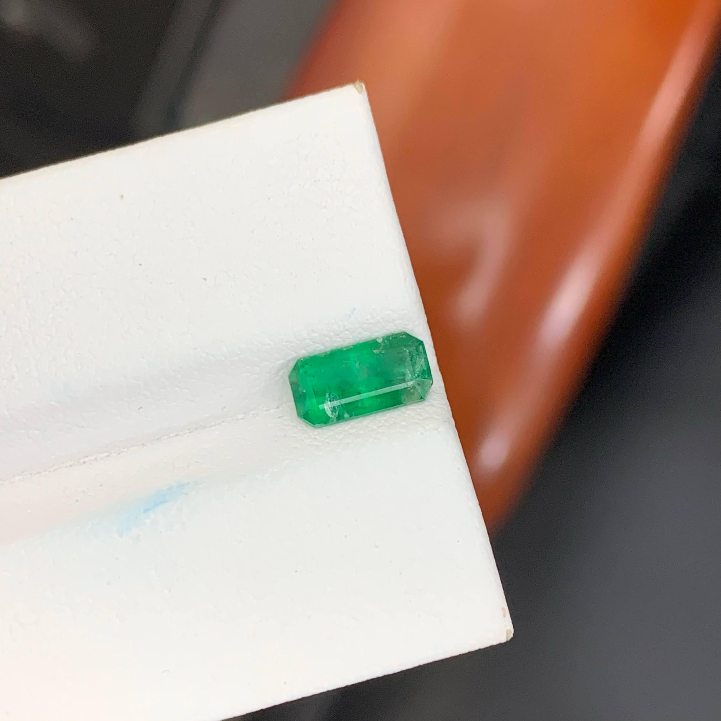 1.05 Carat Natural Loose Green Emerald Stone Cut Emerald Pakistani Gemstone en venta 2