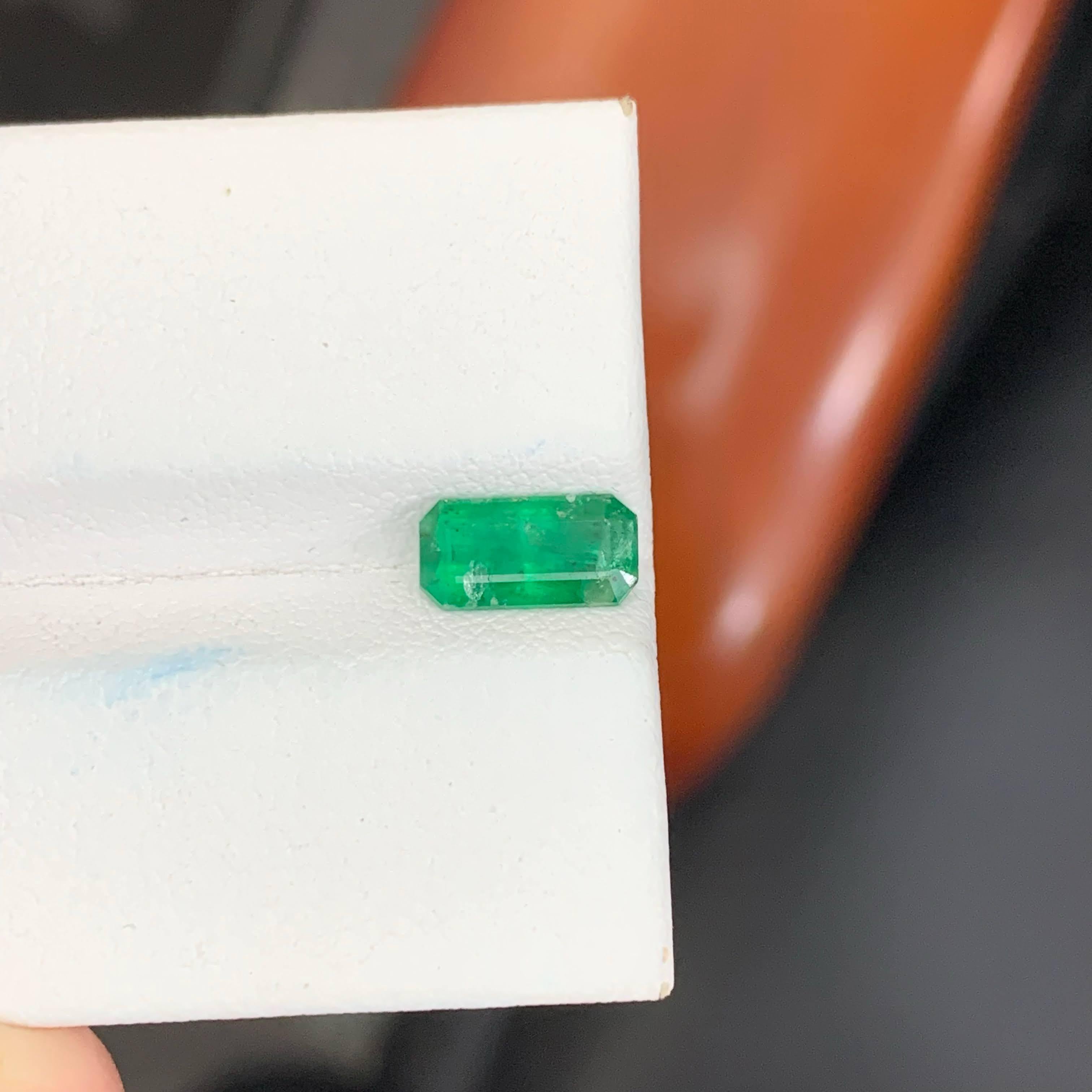 1.05 Carat Natural Loose Green Emerald Stone Cut Emerald Pakistani Gemstone en venta 3