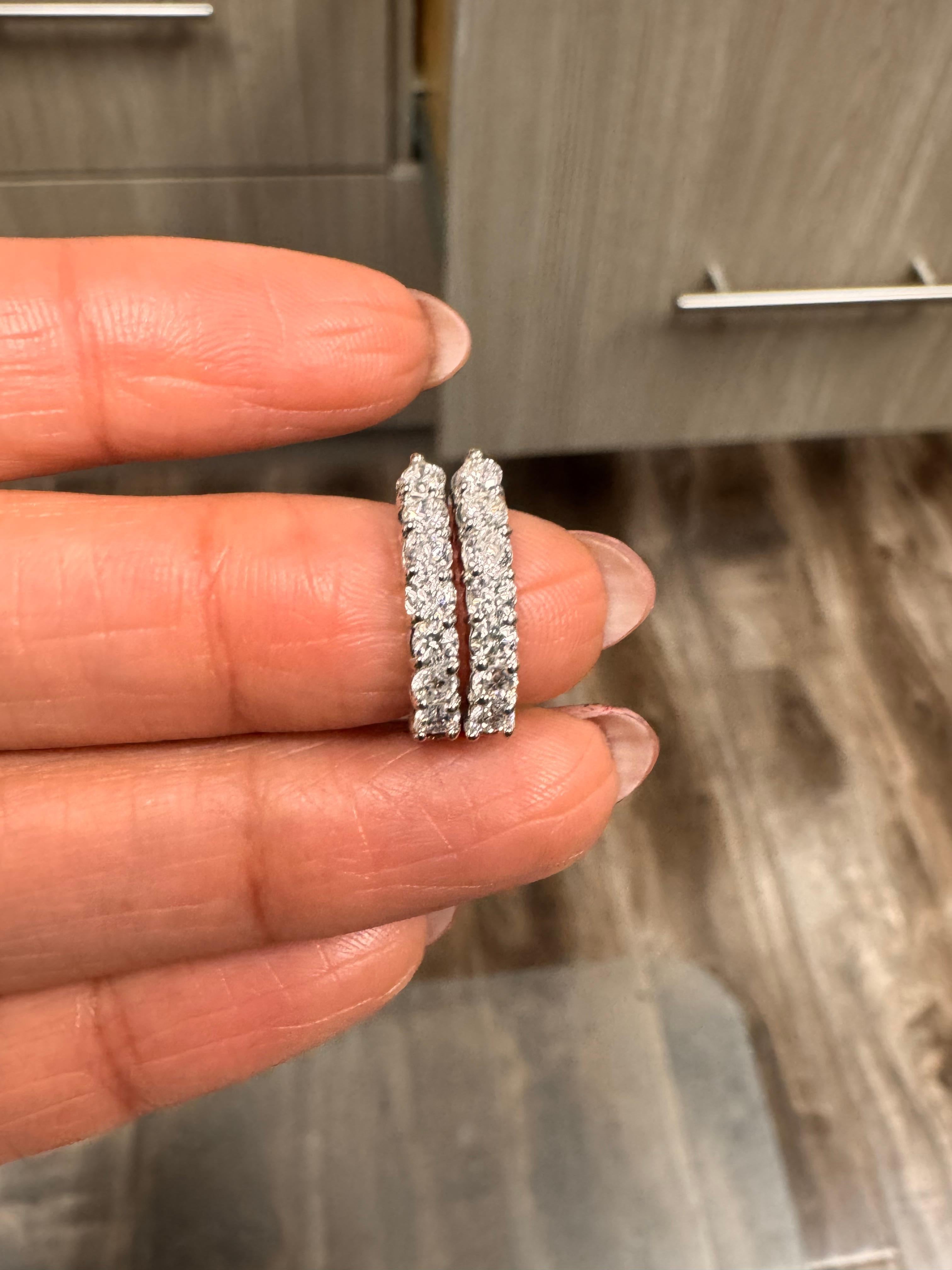 Boucles d'oreilles en or blanc 18 carats, diamant naturel de 1,05 carat à taille ronde Neuf - En vente à Los Angeles, CA