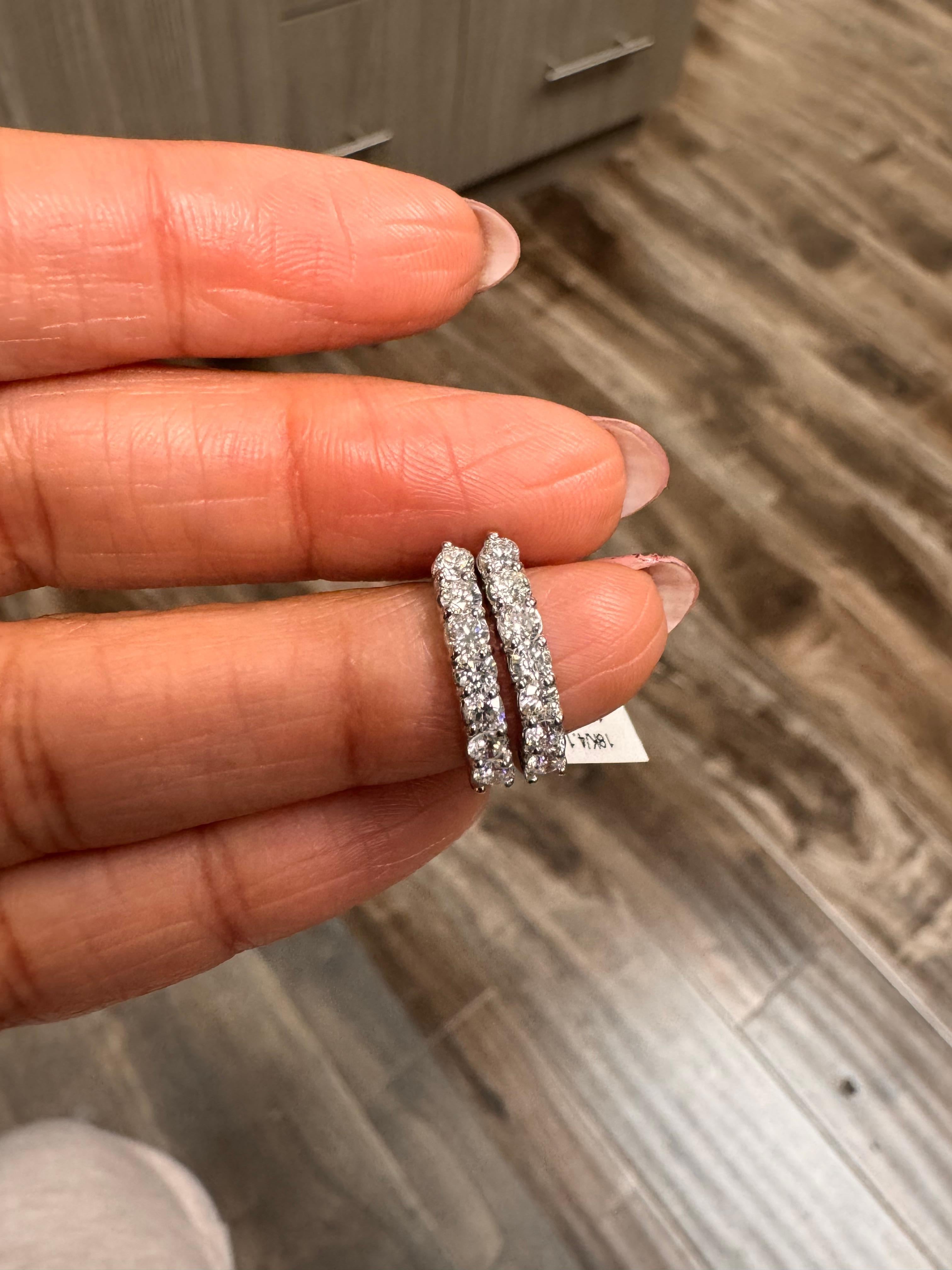 Boucles d'oreilles en or blanc 18 carats, diamant naturel de 1,05 carat à taille ronde Pour femmes en vente