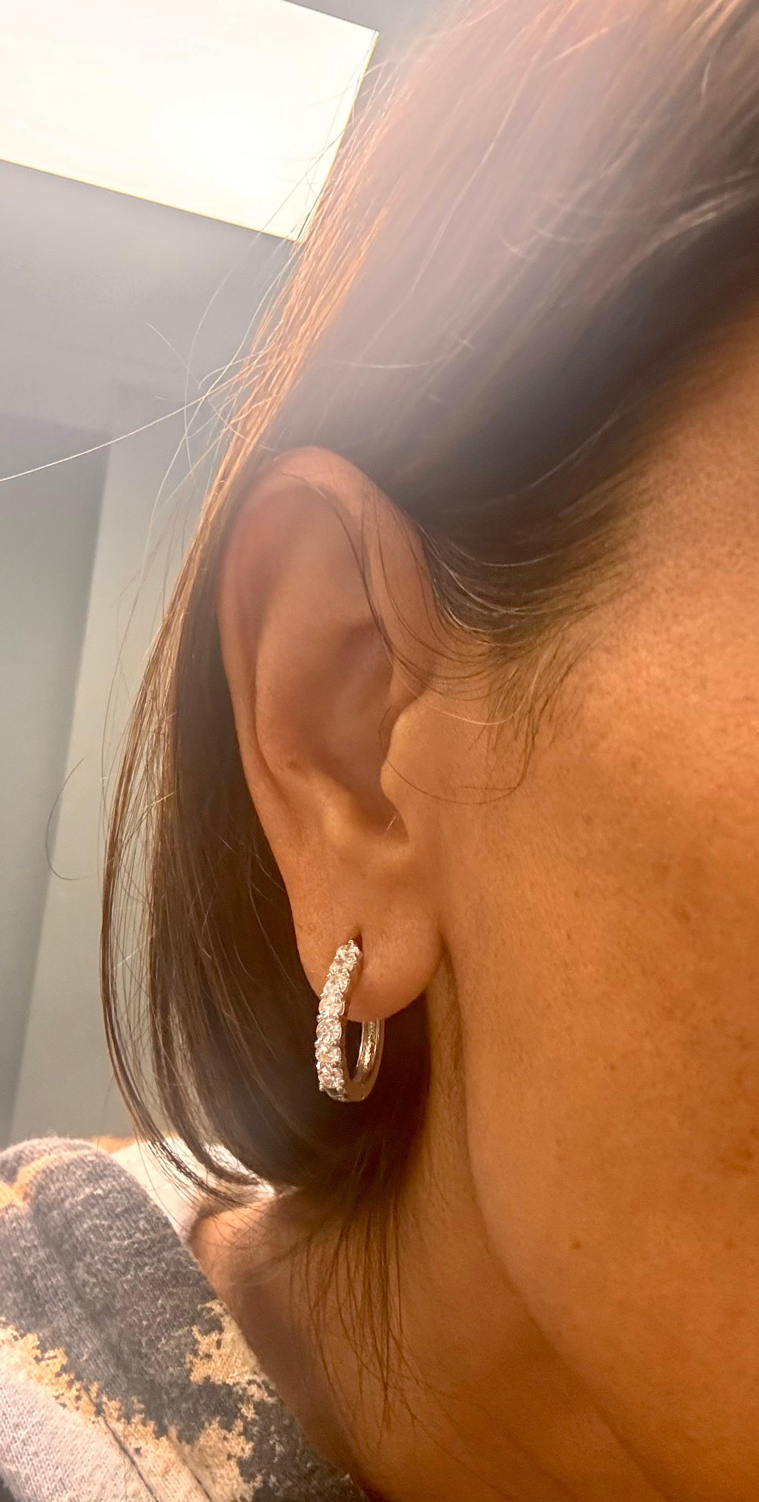 Boucles d'oreilles en or blanc 18 carats, diamant naturel de 1,05 carat à taille ronde en vente 1