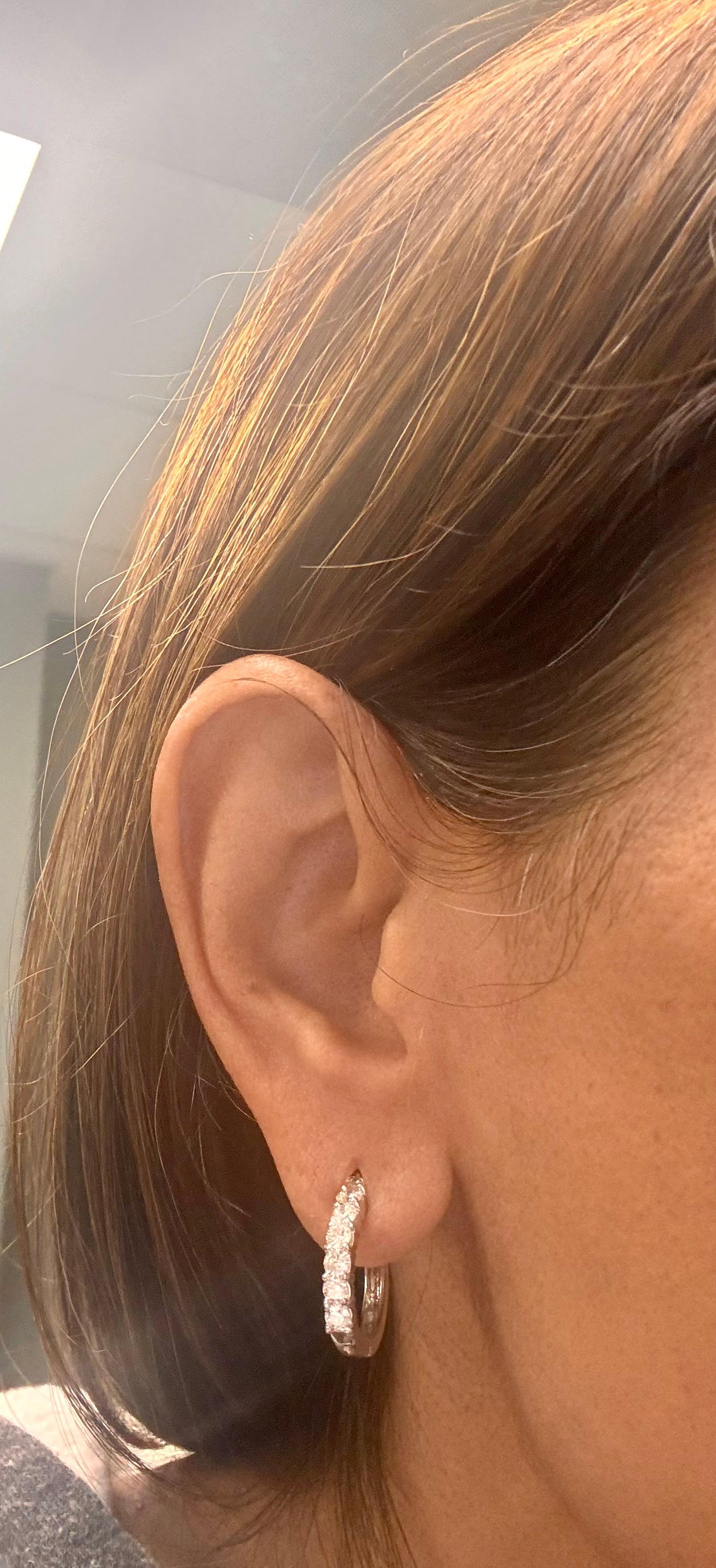 Boucles d'oreilles en or blanc 18 carats, diamant naturel de 1,05 carat à taille ronde en vente 3