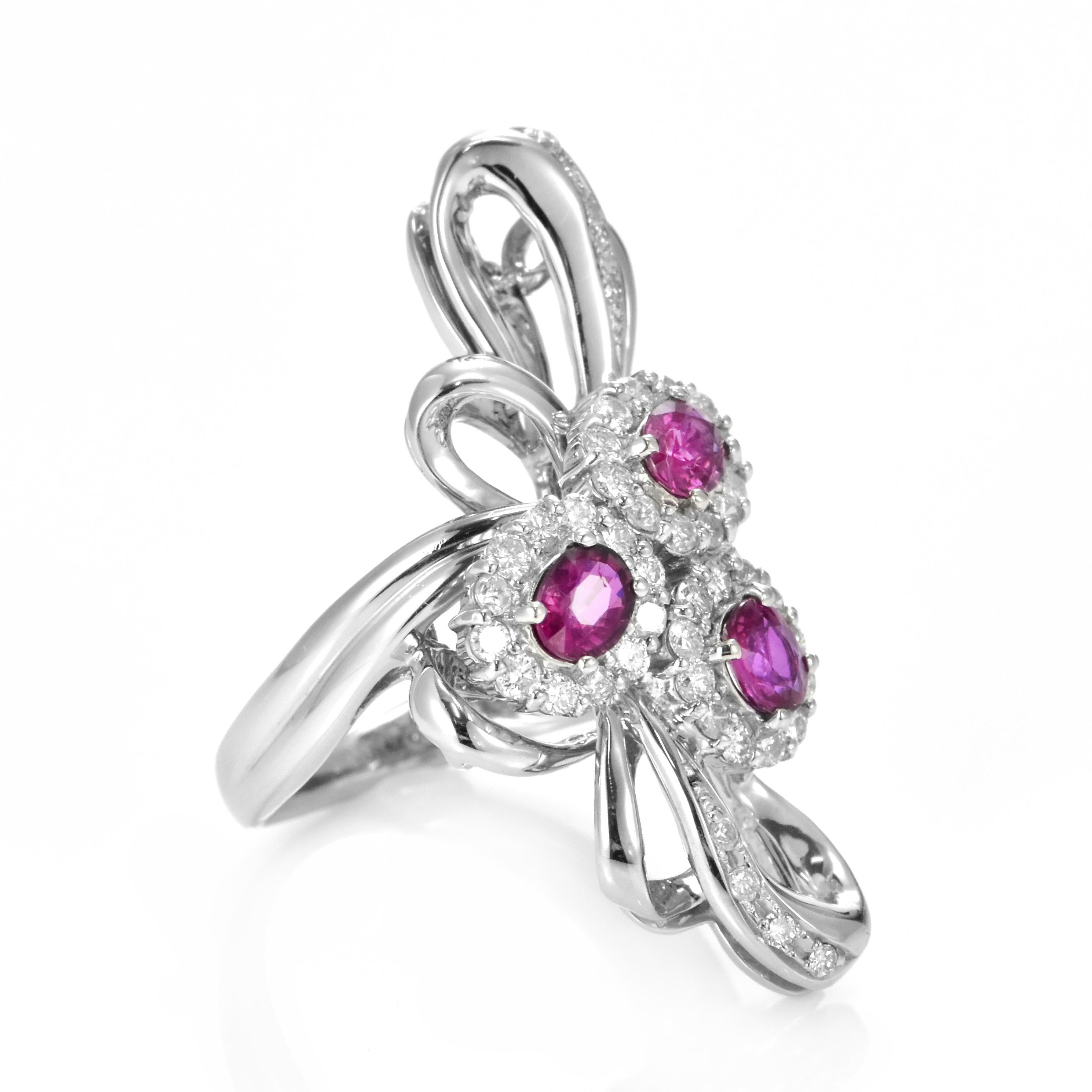 1.05 Carat Natural Unheated Rubies and Diamond Cocktail Ring made in Platinum In Excellent Condition For Sale In Tokyo, JP