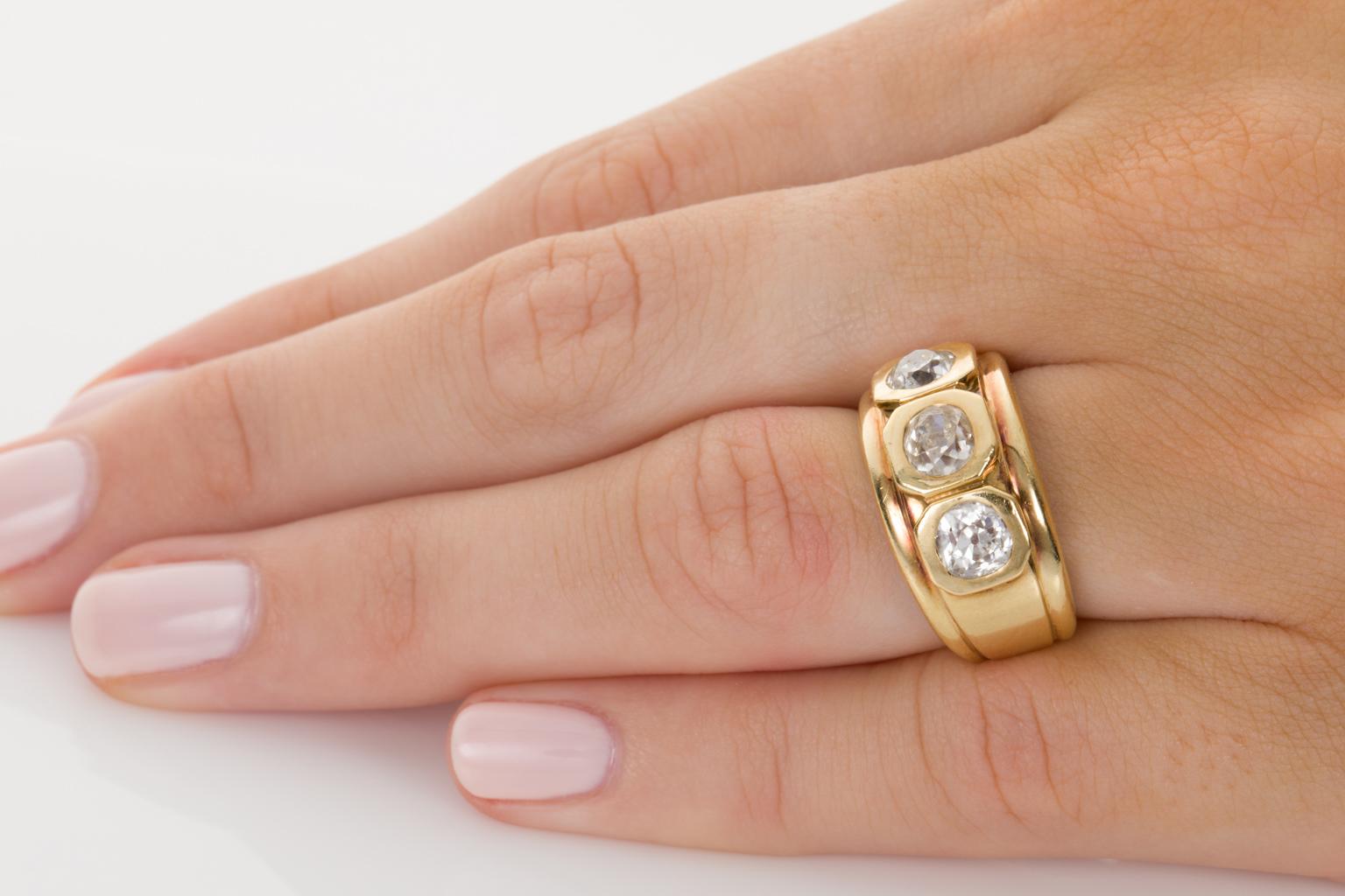 Women's or Men's 1.05 Carat Old European Cut Diamond Yellow Gold Dress Ring For Sale