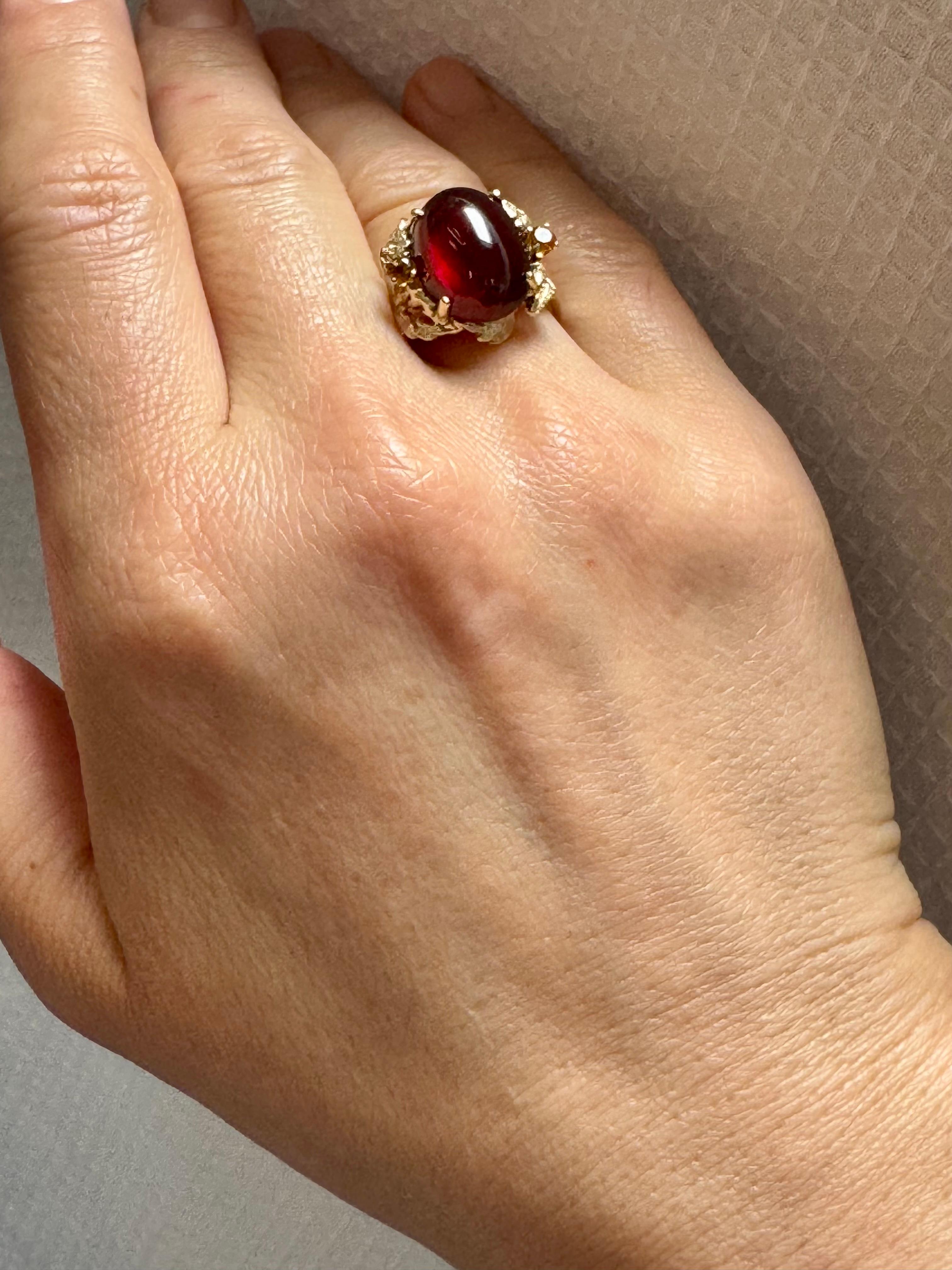 Bague cocktail vintage en or jaune 14 carats avec grenat ovale cabochon de 10,5 carats en vente 12