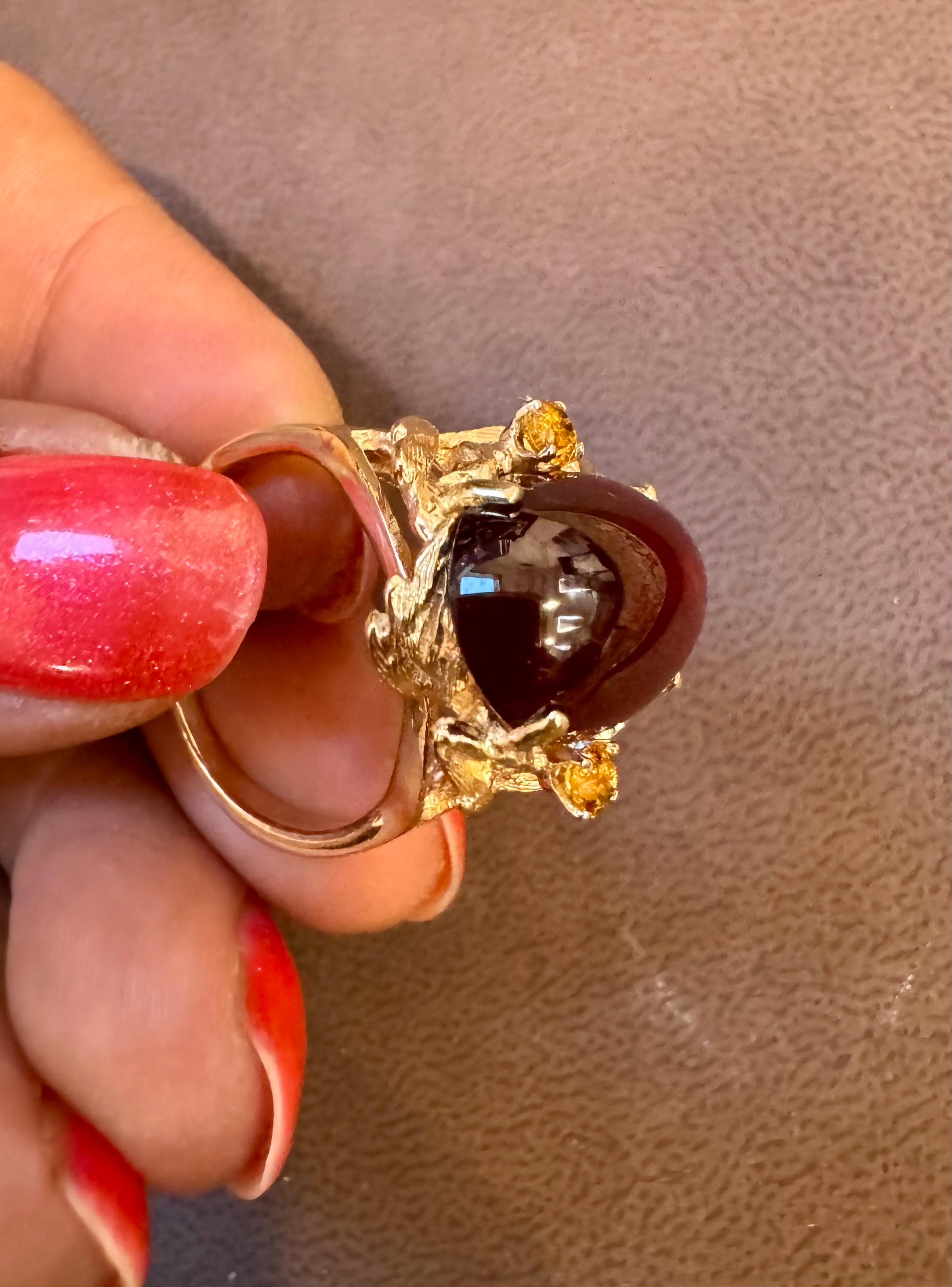 Bague cocktail vintage en or jaune 14 carats avec grenat ovale cabochon de 10,5 carats Excellent état - En vente à New York, NY