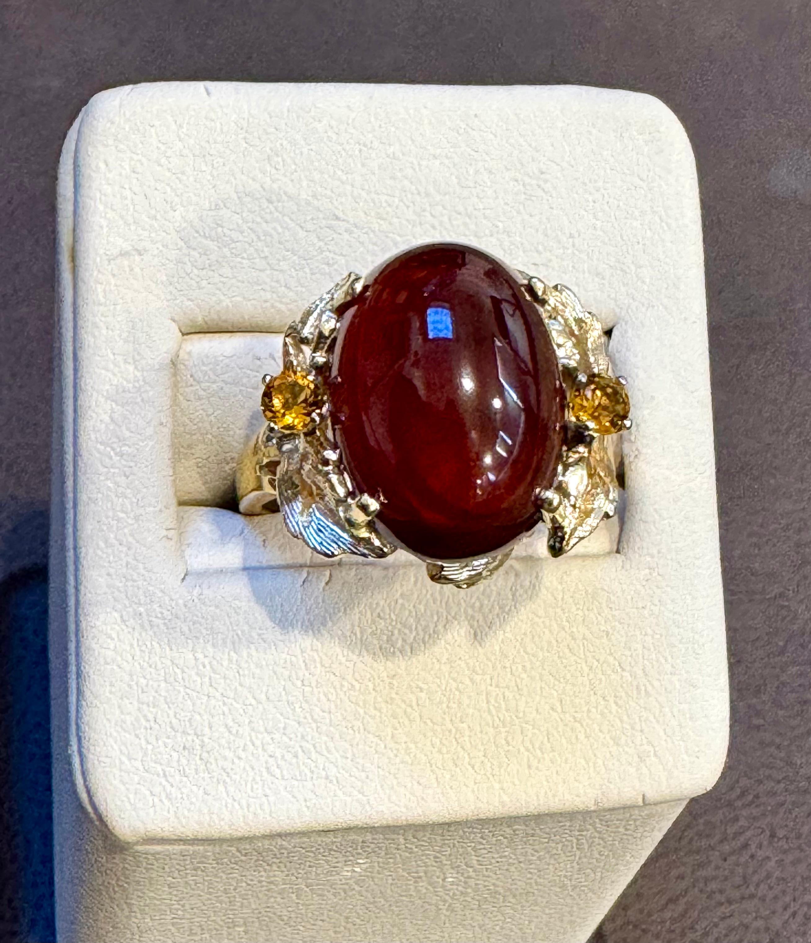 Bague cocktail vintage en or jaune 14 carats avec grenat ovale cabochon de 10,5 carats en vente 1