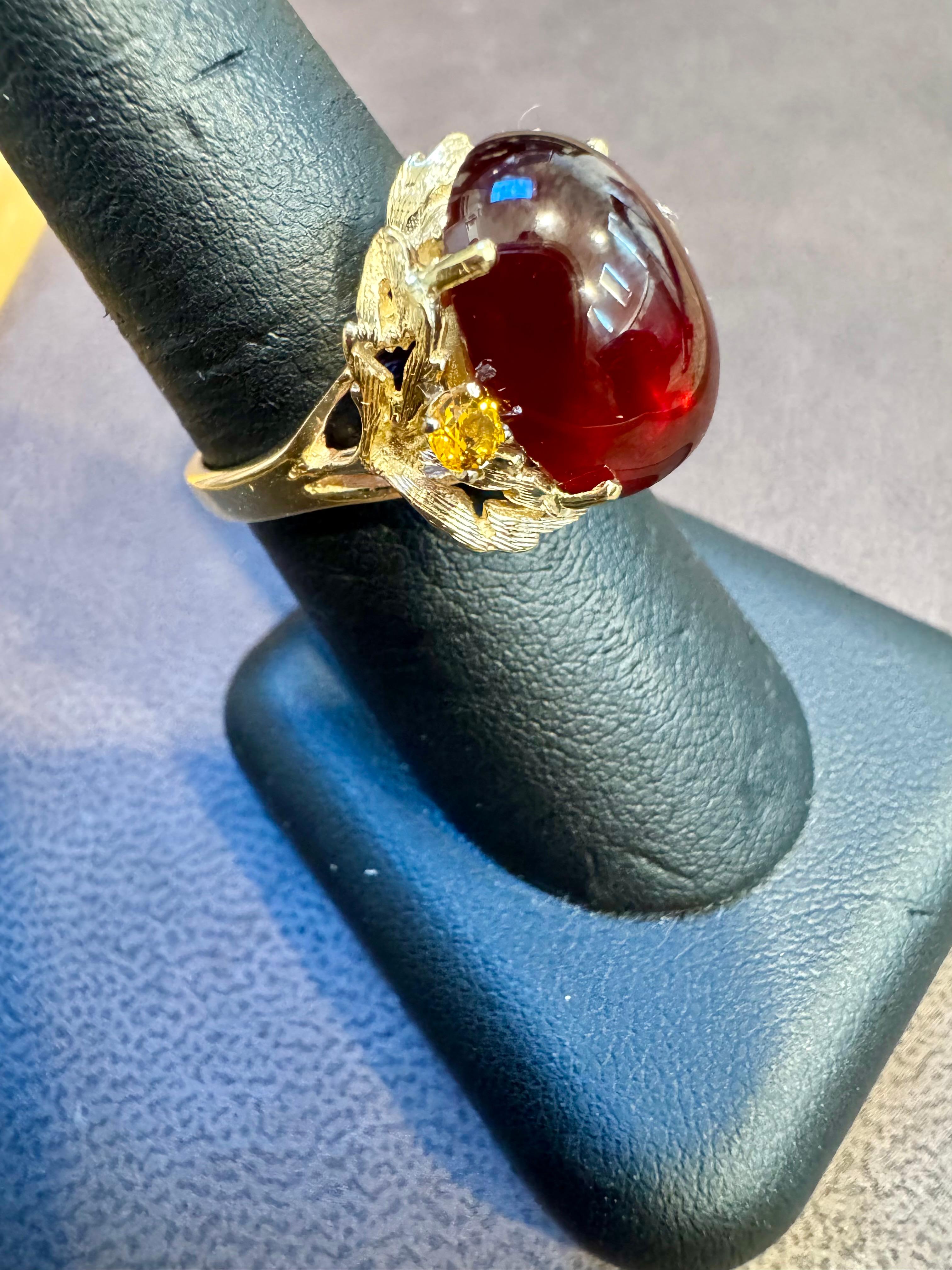 Bague cocktail vintage en or jaune 14 carats avec grenat ovale cabochon de 10,5 carats en vente 3